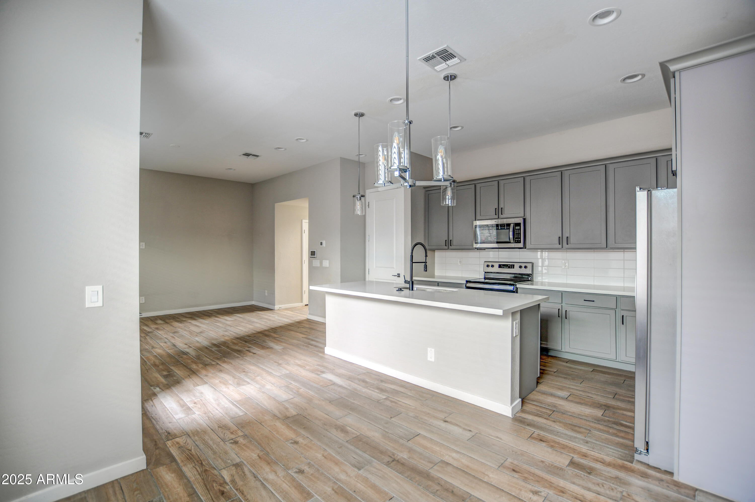 901 S SMITH Road, 1045