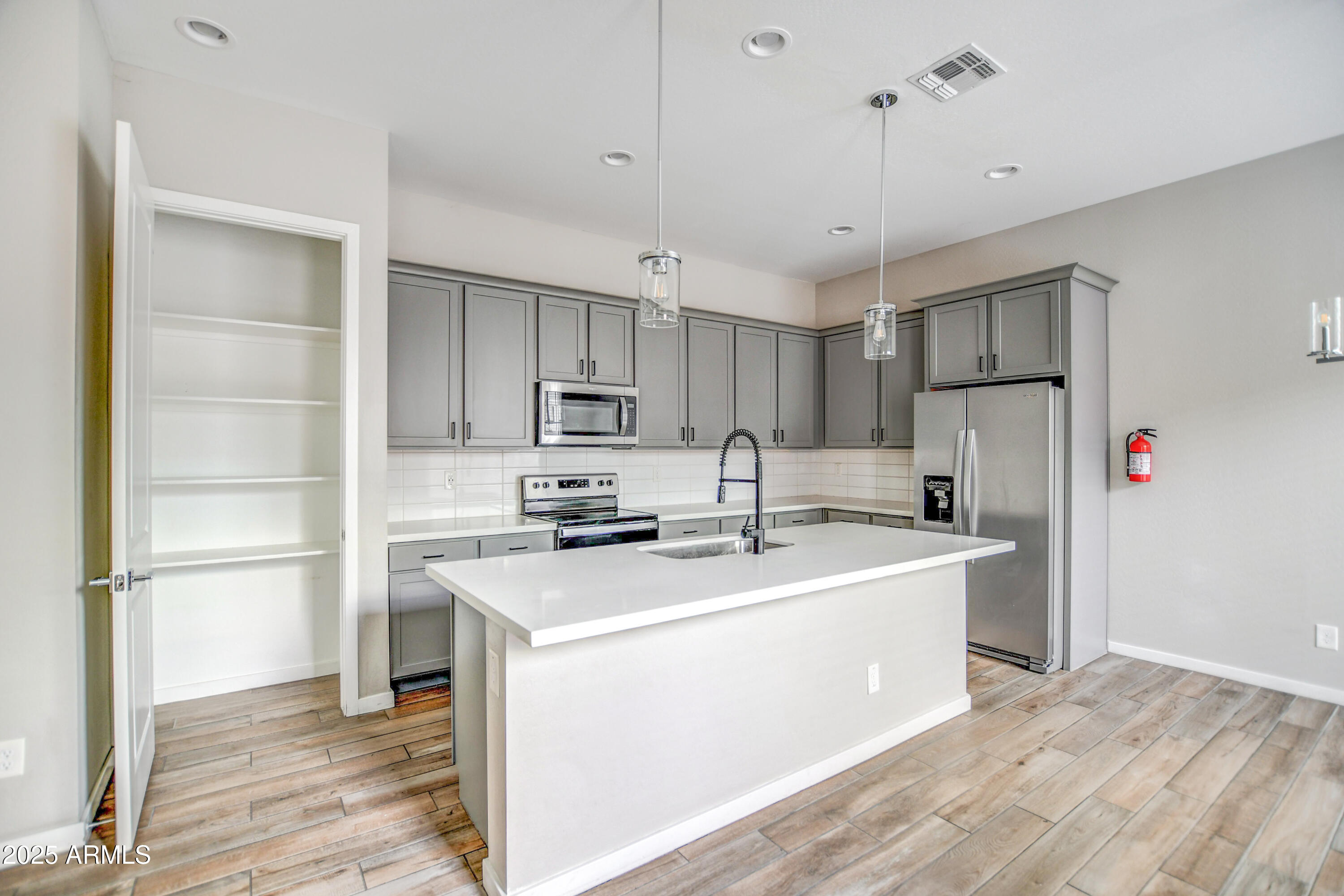 901 S SMITH Road, 1045