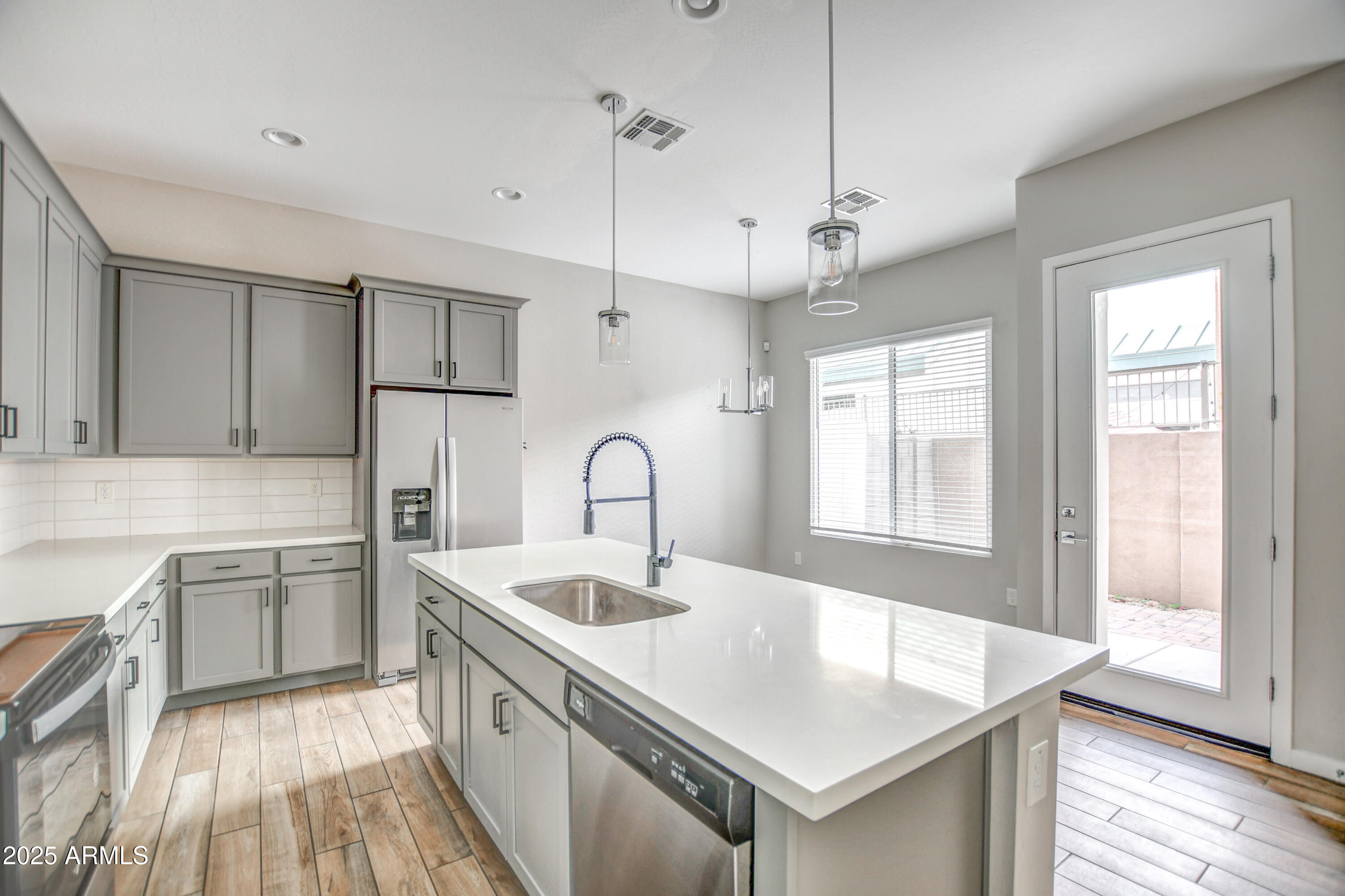 901 S SMITH Road, 1045