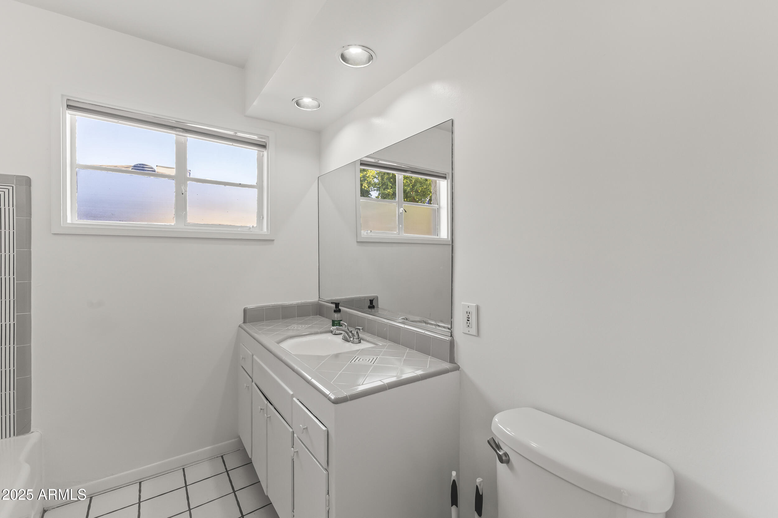 1822 E MARSHALL Avenue