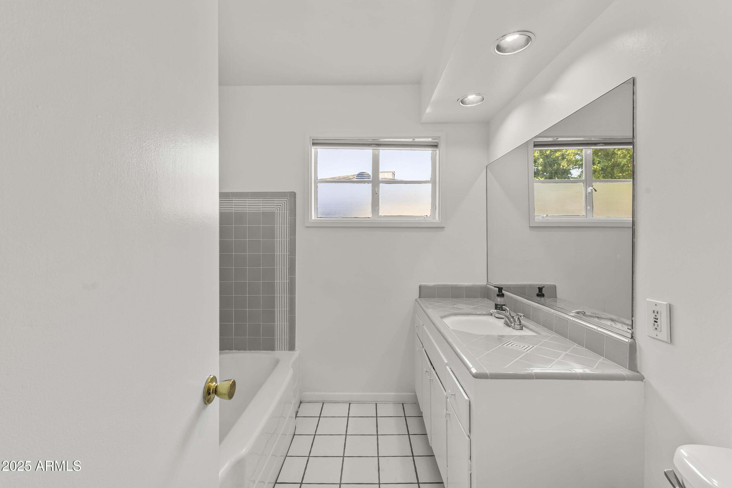 1822 E MARSHALL Avenue