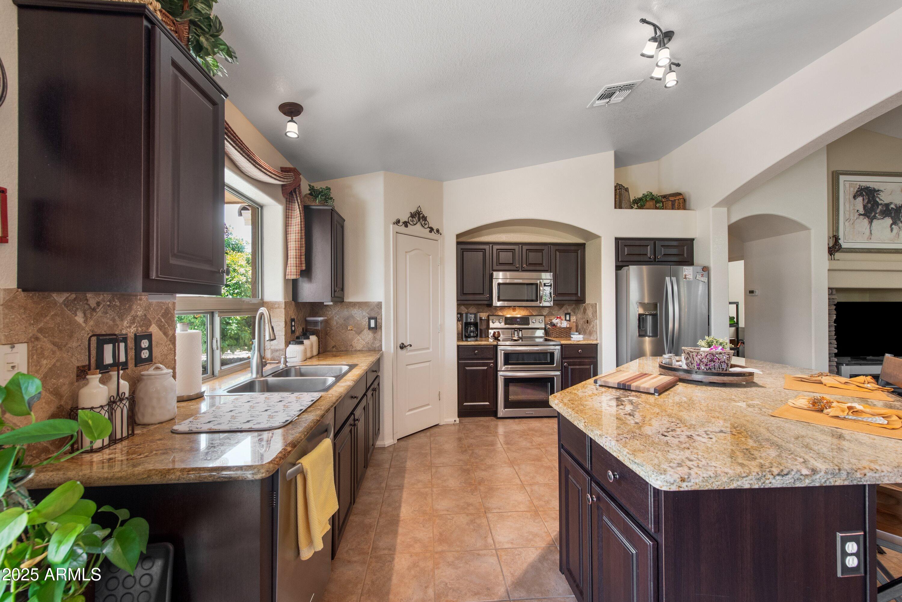 709 E SADDLE WAY Way