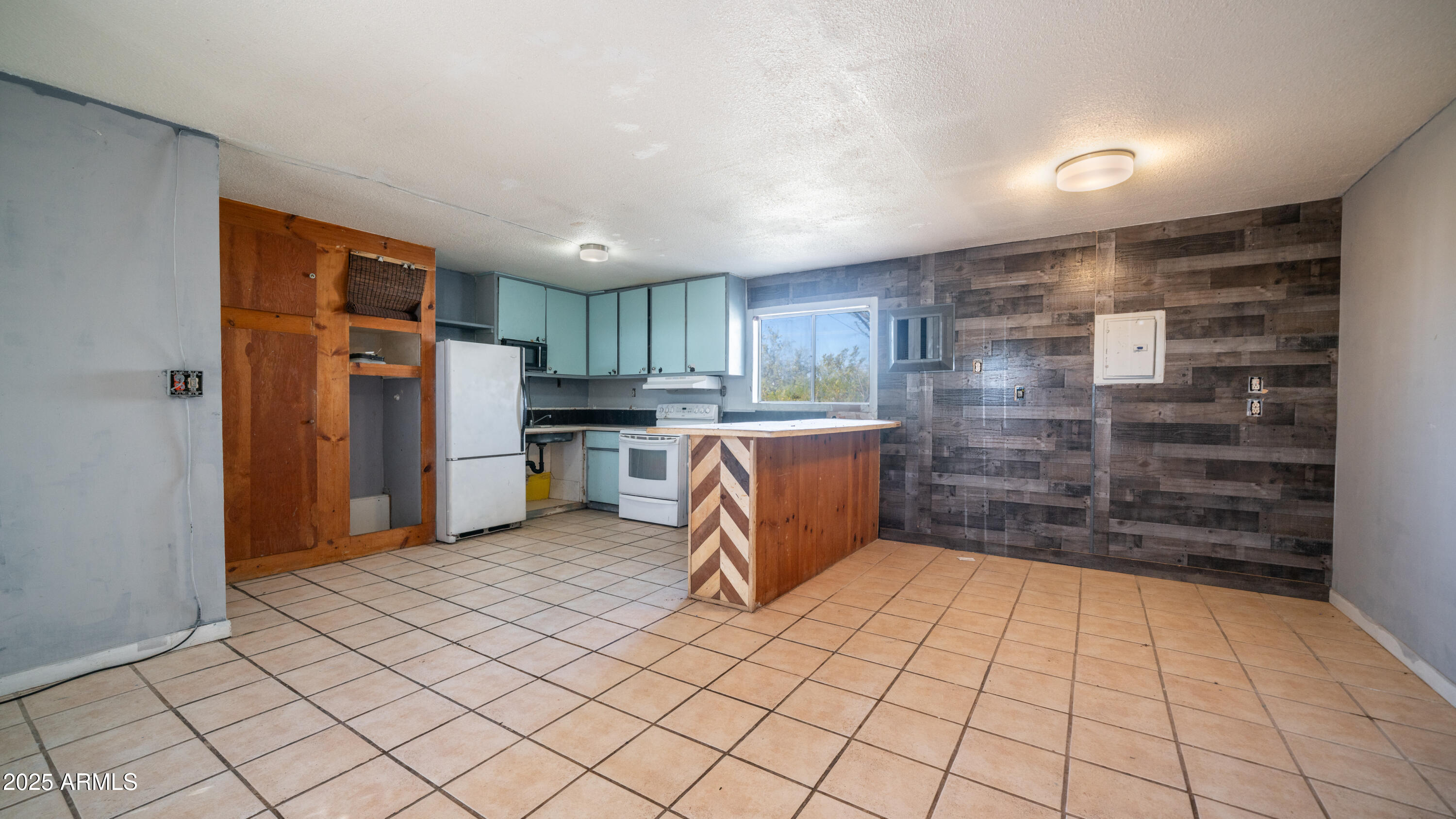 2533 E SUPERSTITION Boulevard