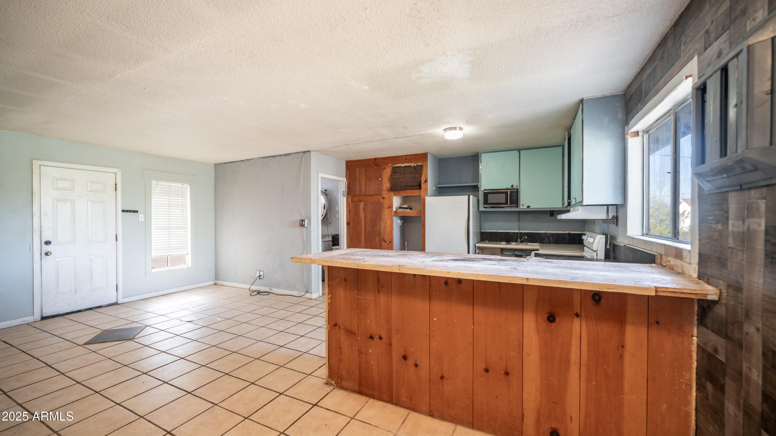 2533 E SUPERSTITION Boulevard