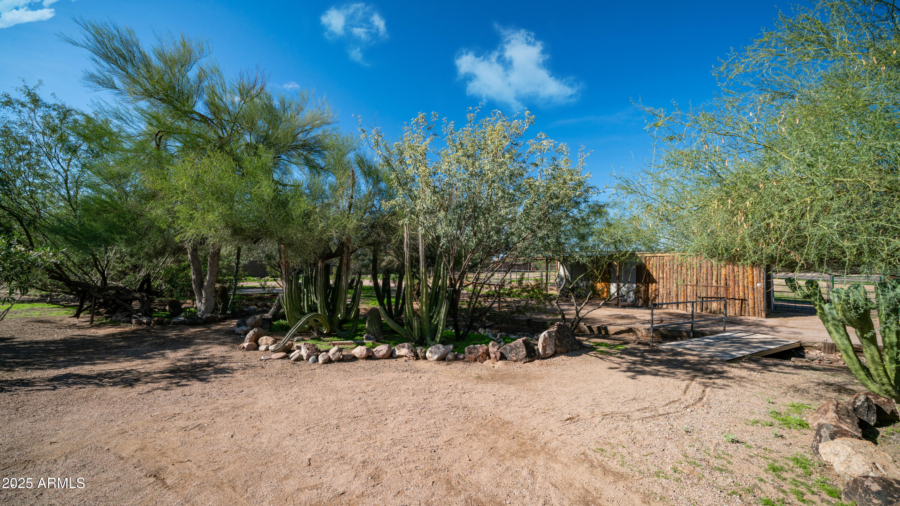 2533 E SUPERSTITION Boulevard