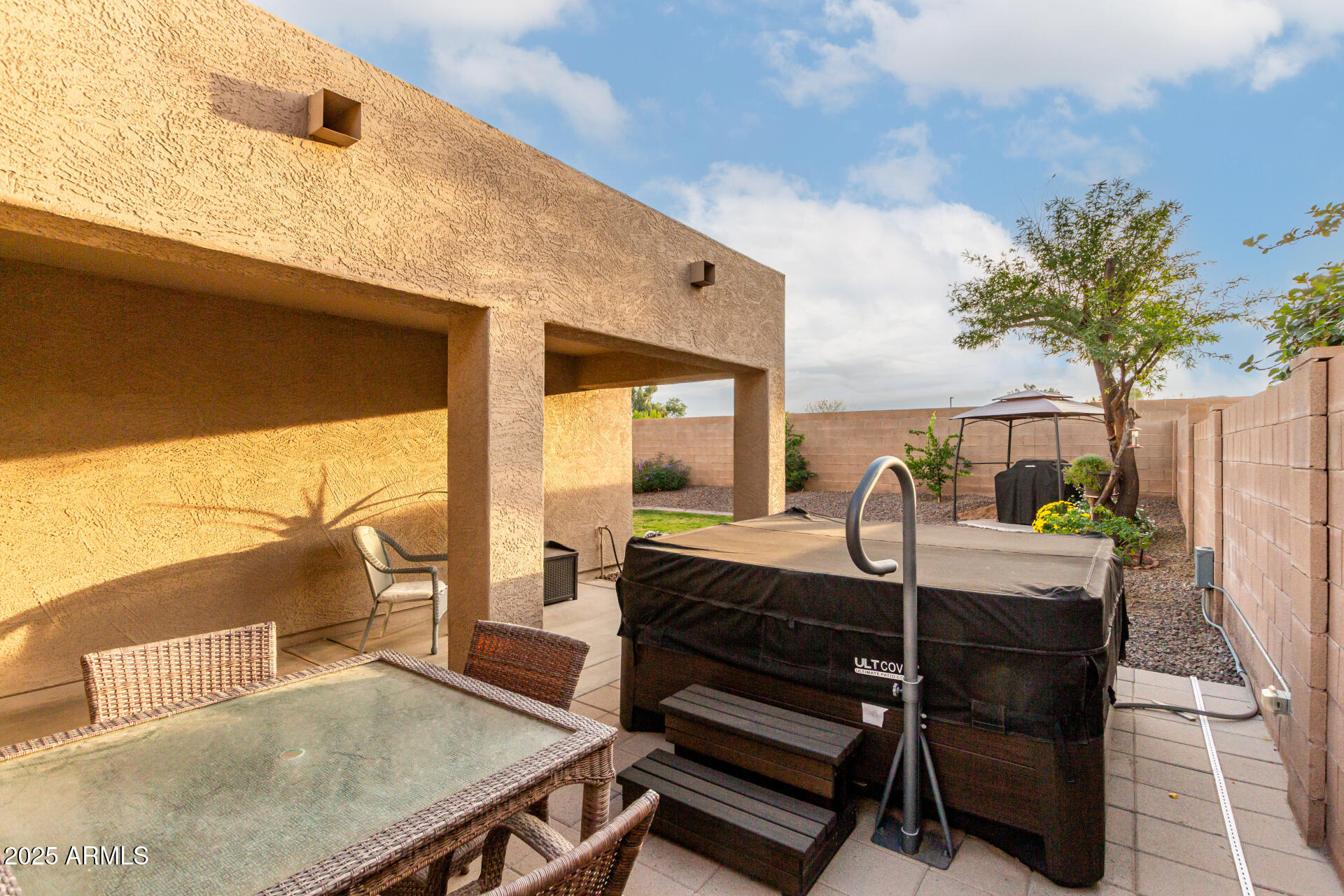 2119 W DESERT SEASONS Drive