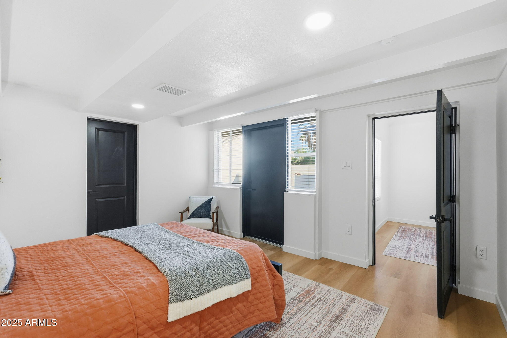 1430 E DIAMOND Street