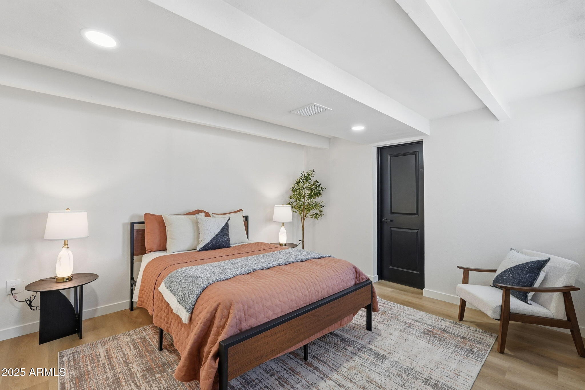 1430 E DIAMOND Street