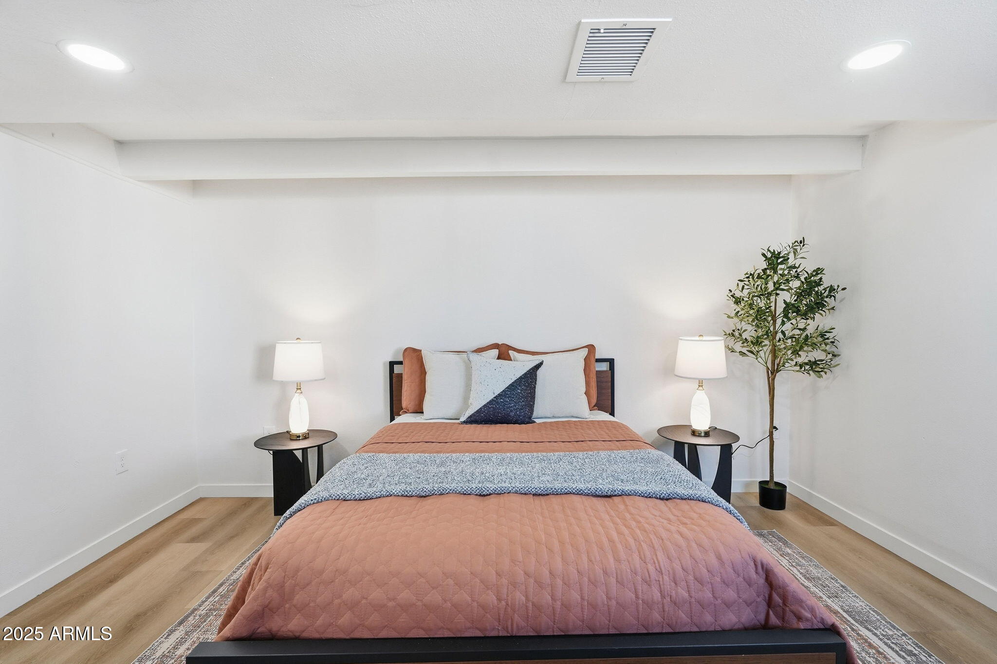 1430 E DIAMOND Street