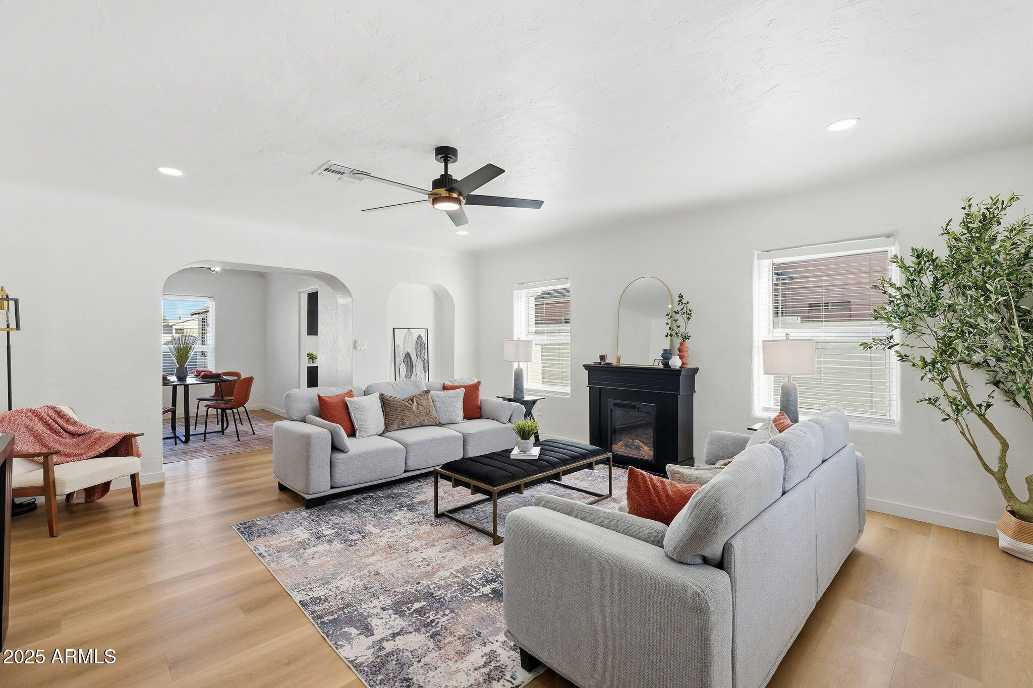 1430 E DIAMOND Street