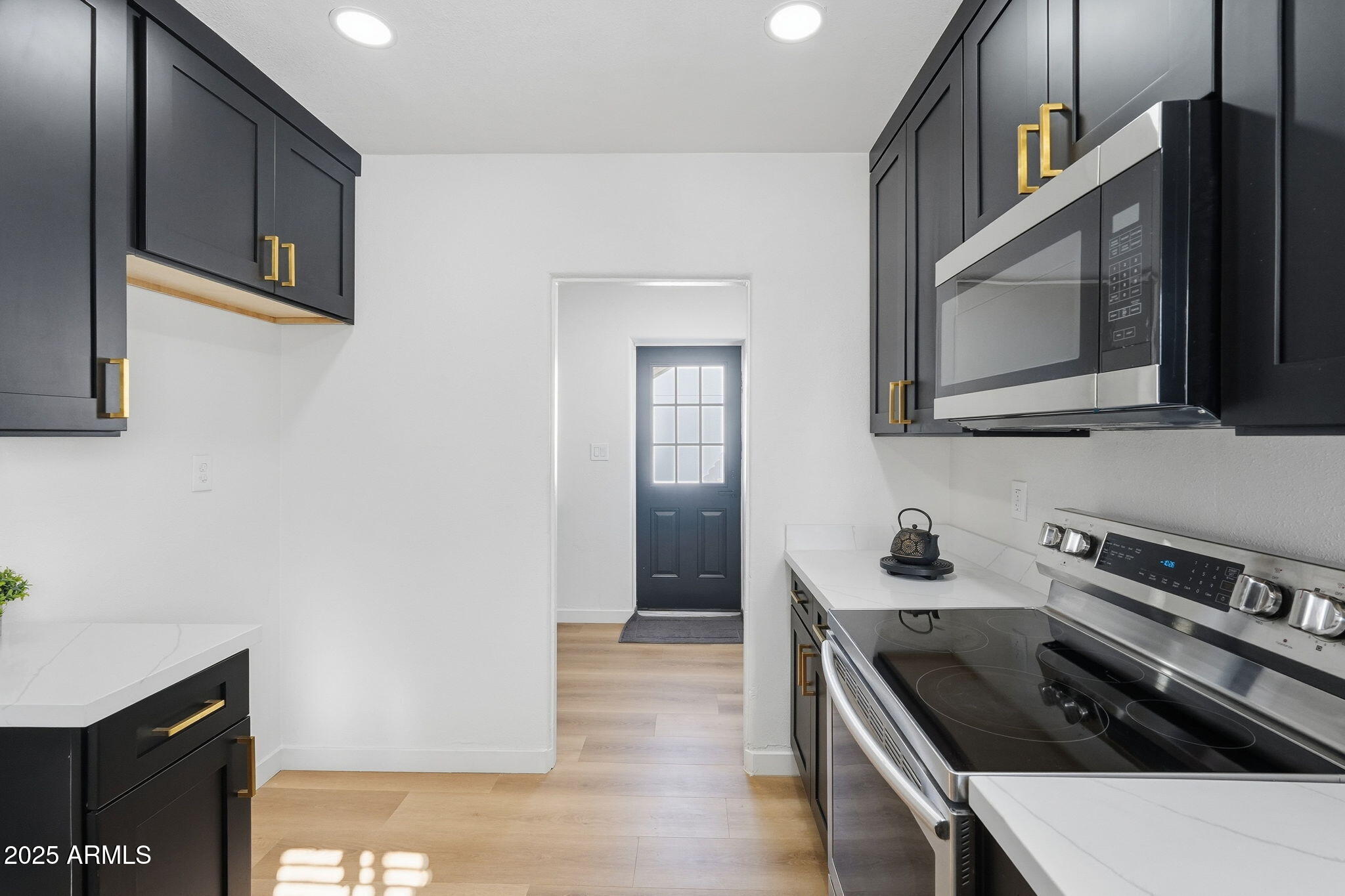 1430 E DIAMOND Street