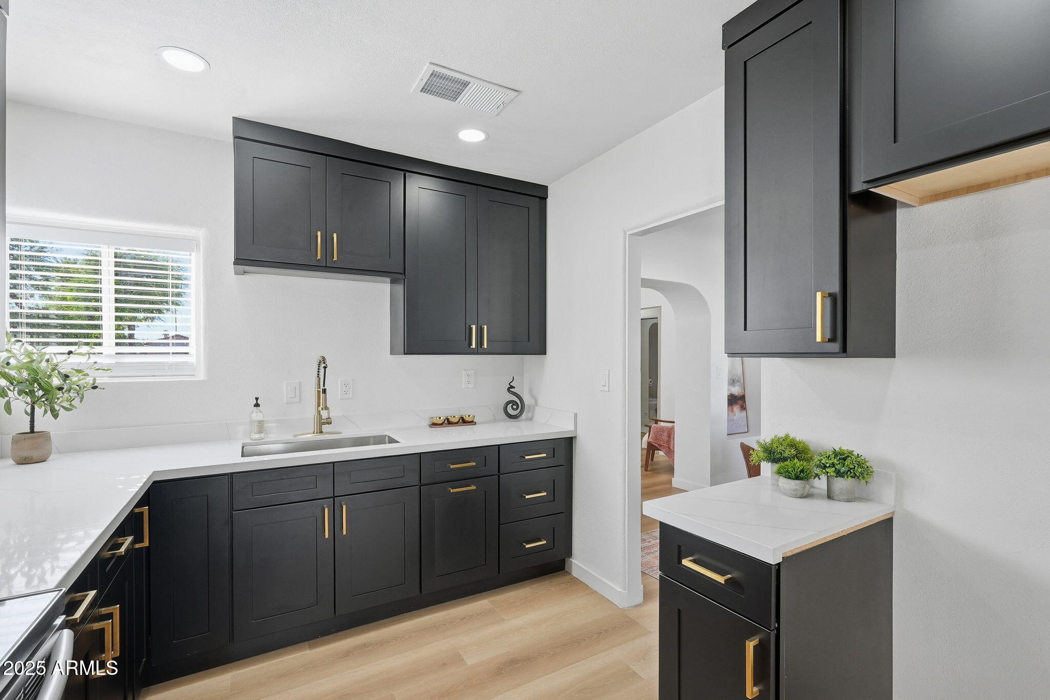 1430 E DIAMOND Street