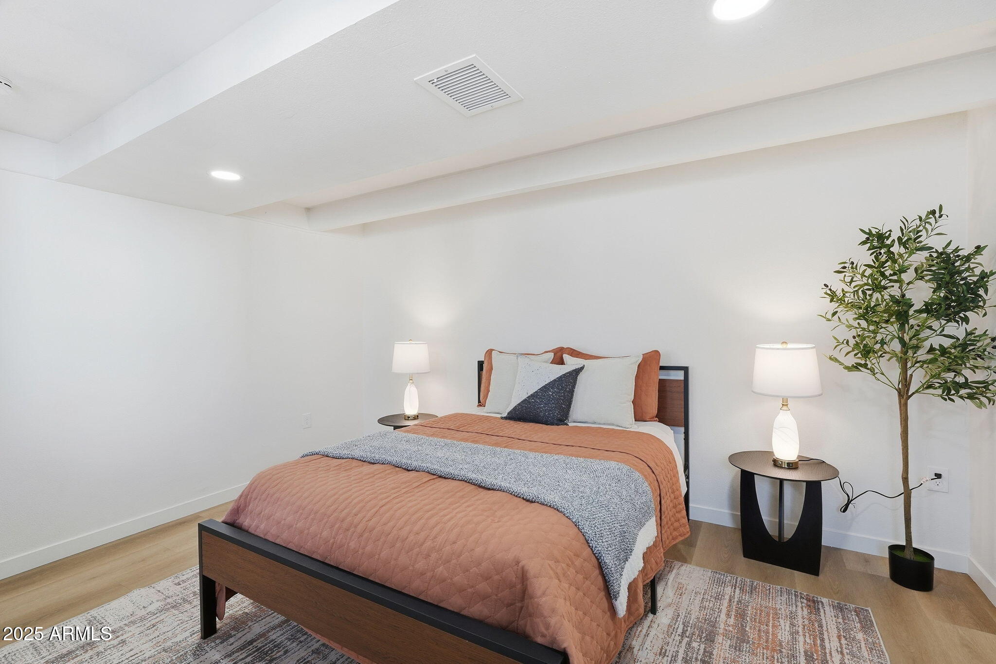 1430 E DIAMOND Street