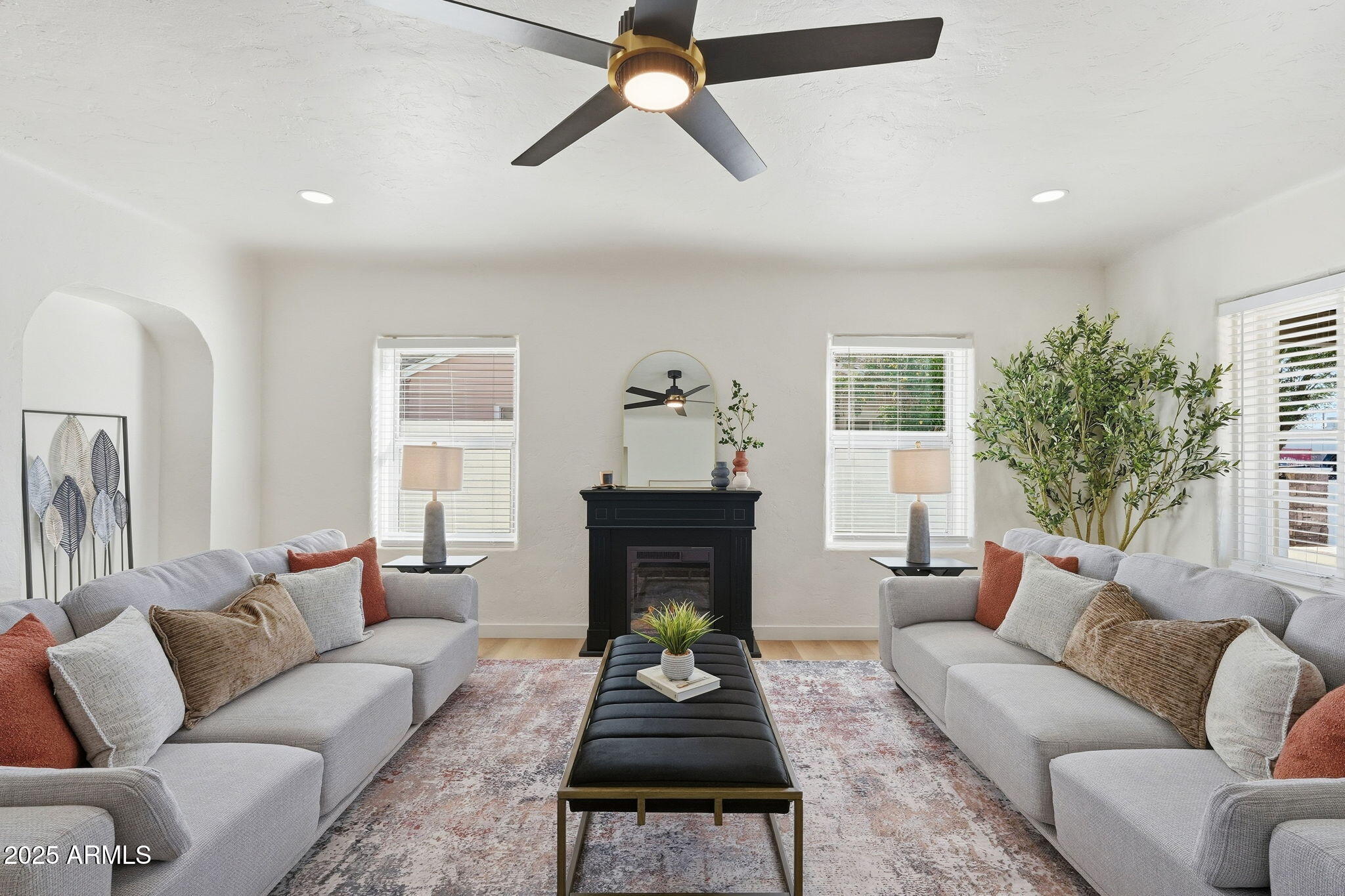 1430 E DIAMOND Street