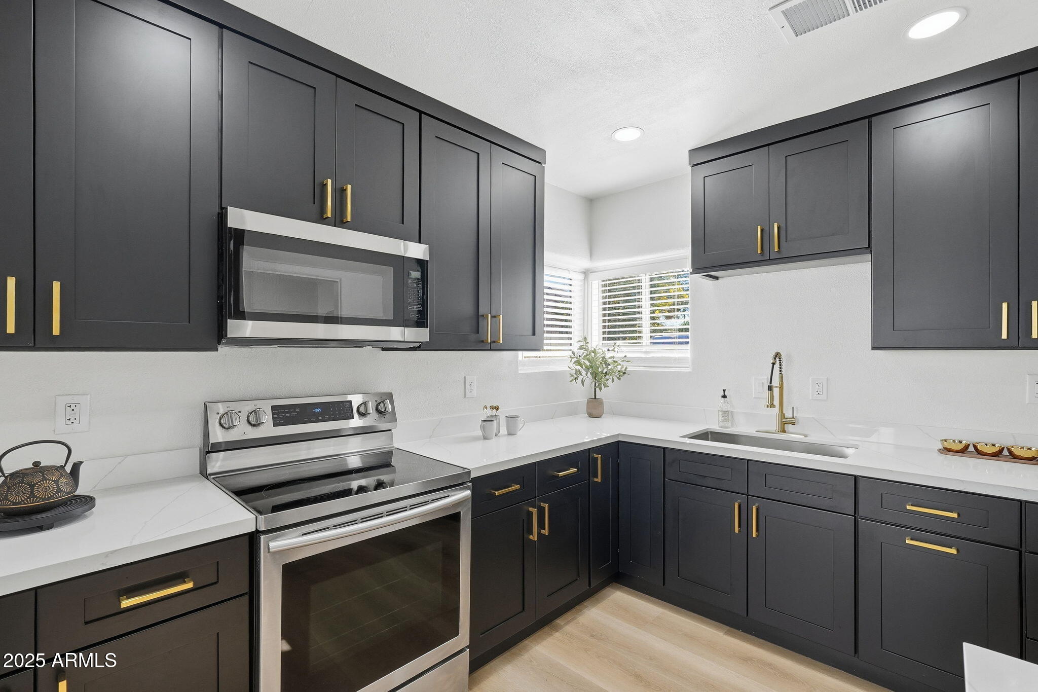 1430 E DIAMOND Street