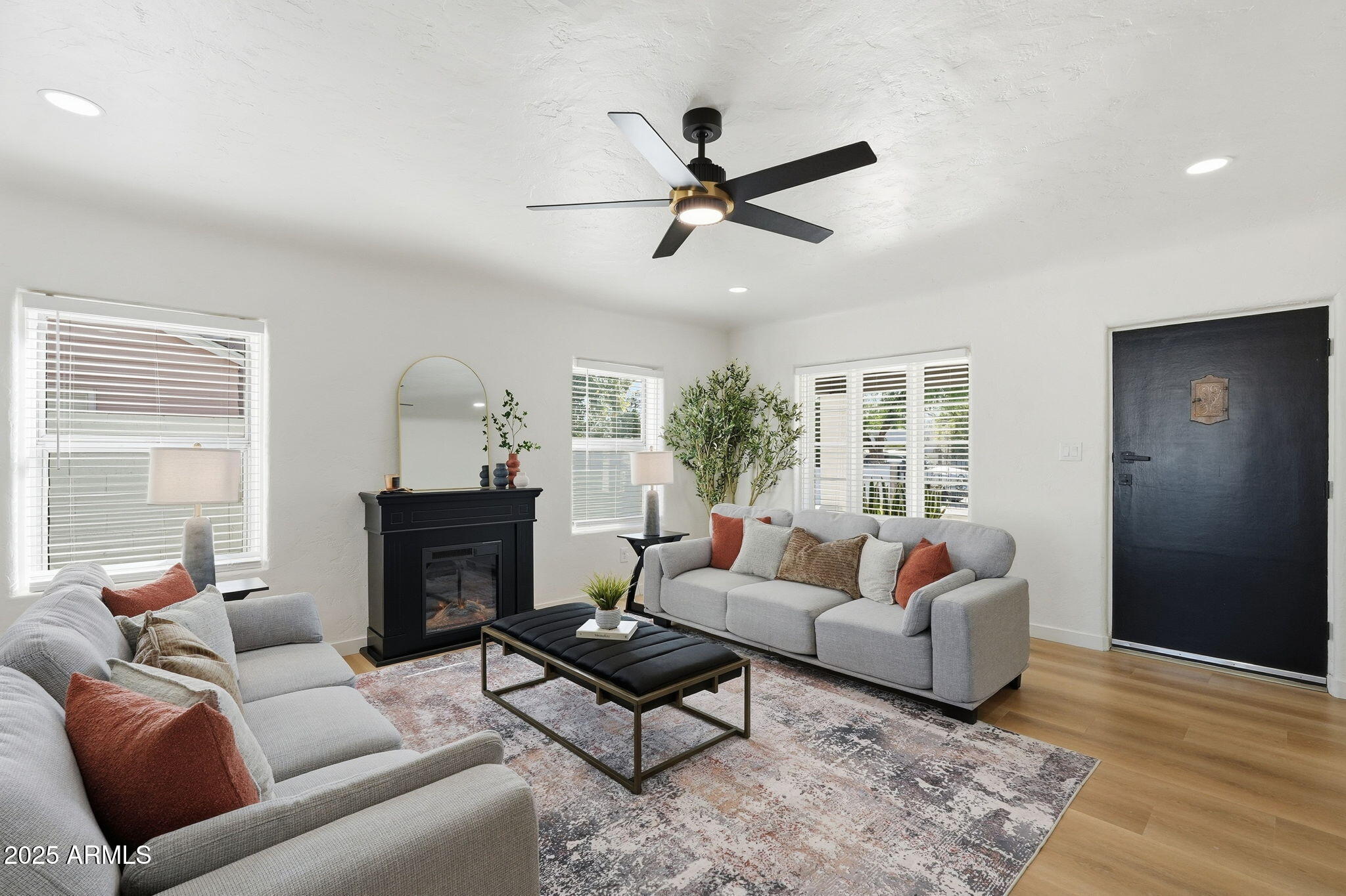 1430 E DIAMOND Street