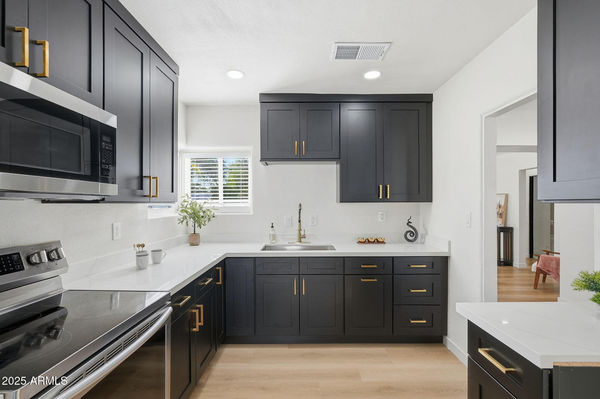 1430 E DIAMOND Street