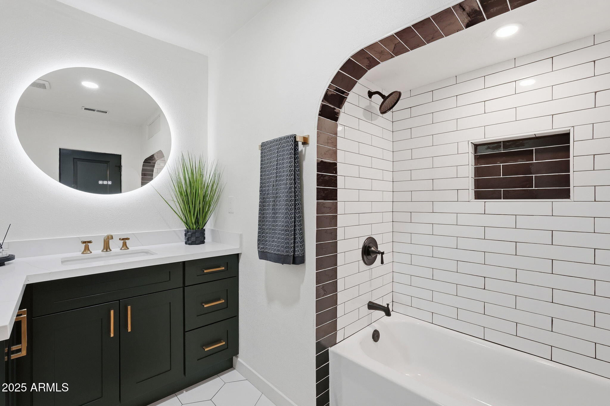 1430 E DIAMOND Street