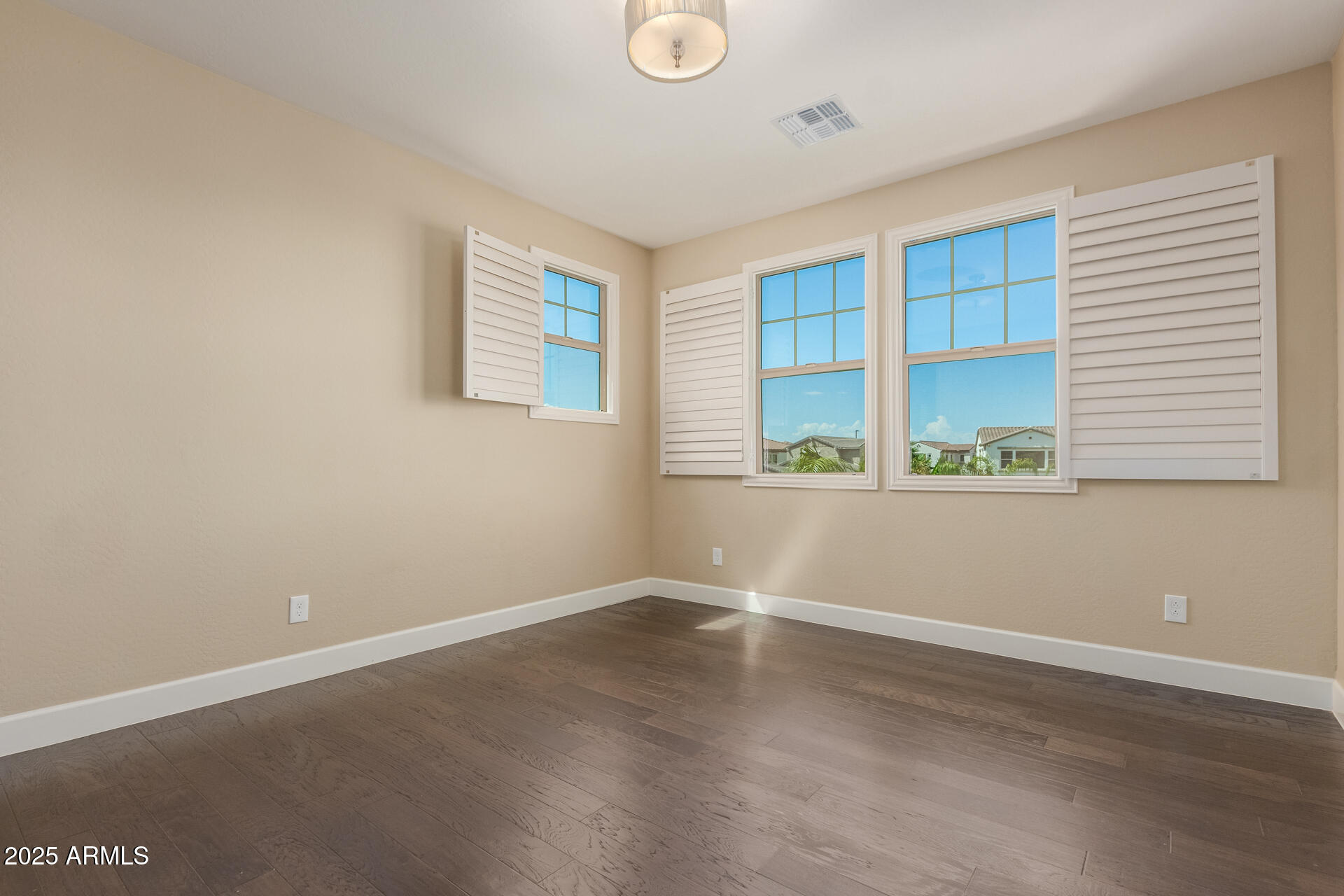 920 W GRAND CANYON Drive