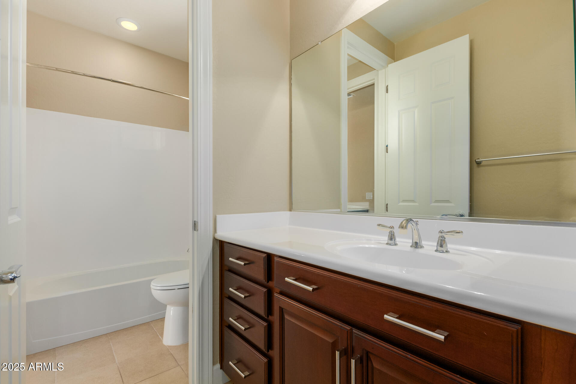 920 W GRAND CANYON Drive