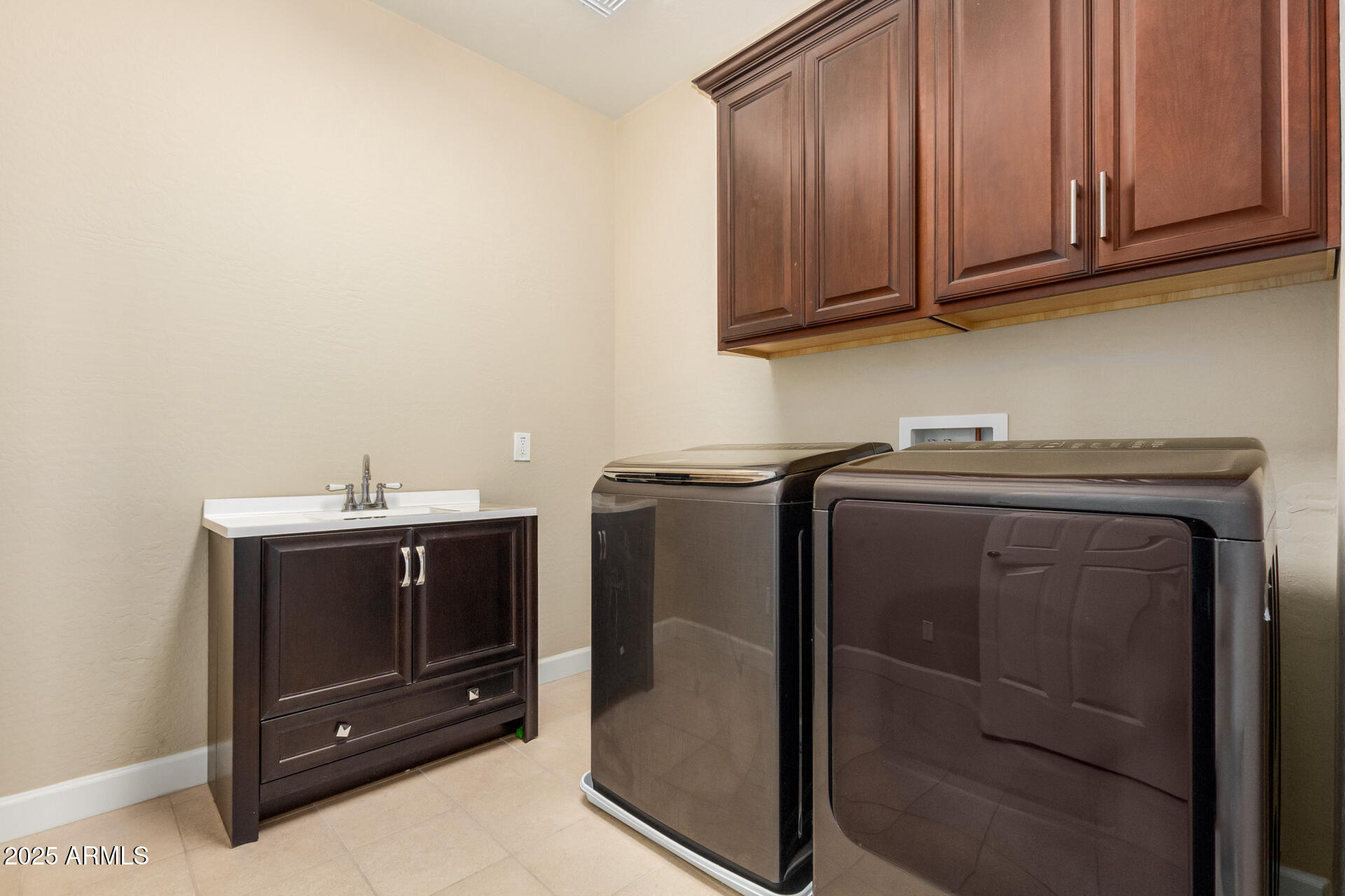 920 W GRAND CANYON Drive