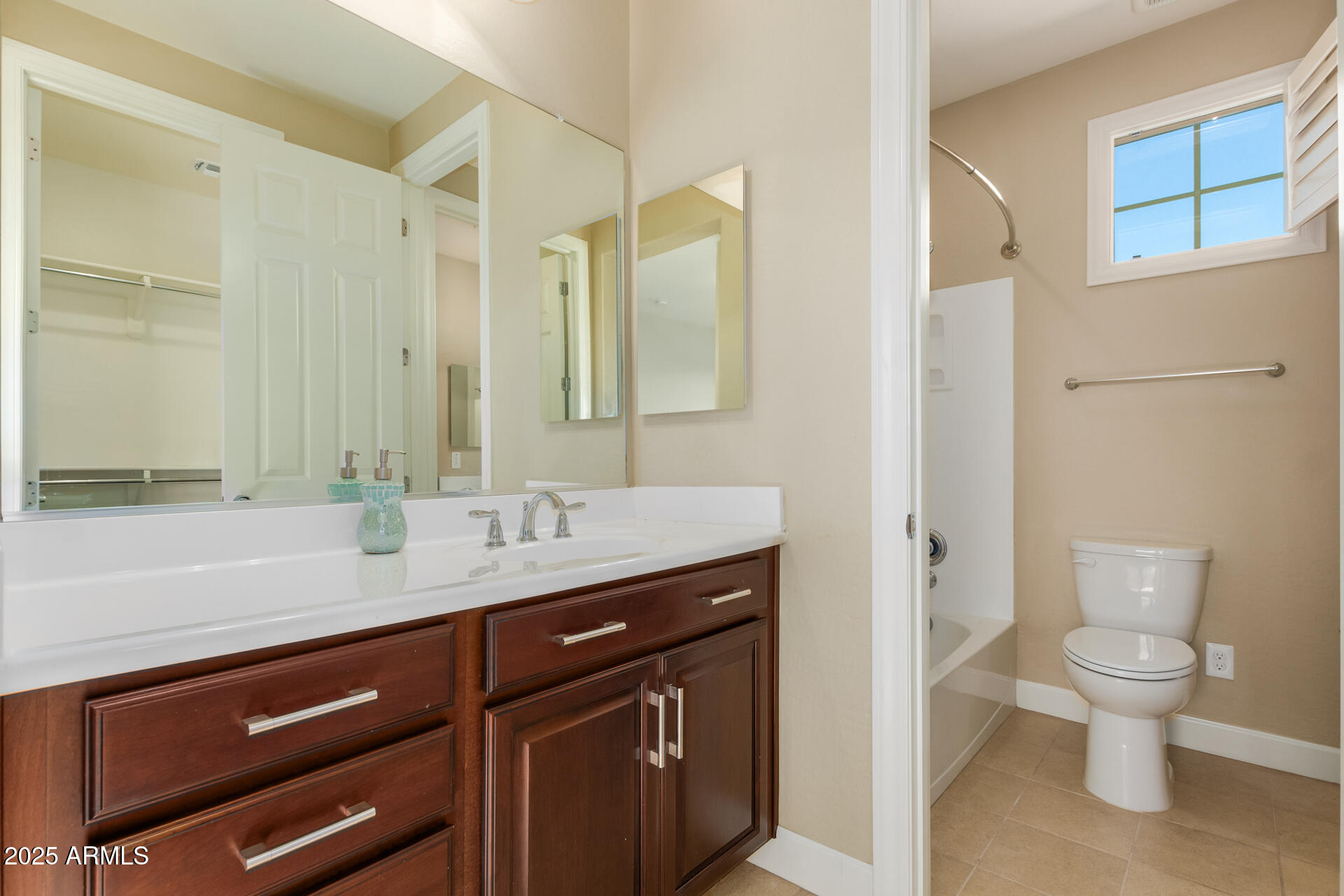 920 W GRAND CANYON Drive