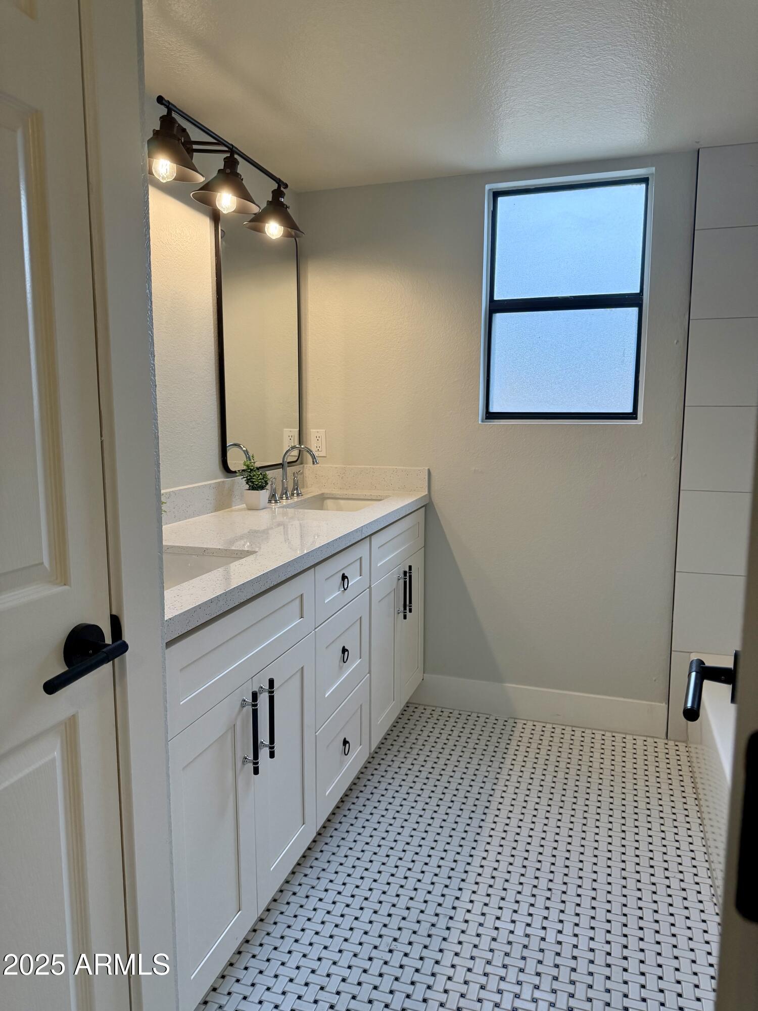 1034 E ENCINAS Avenue