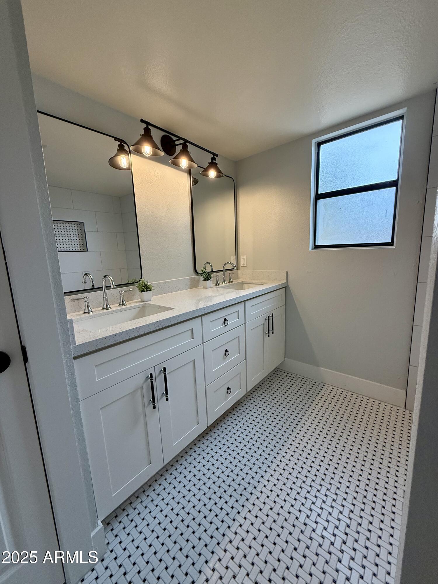 1034 E ENCINAS Avenue