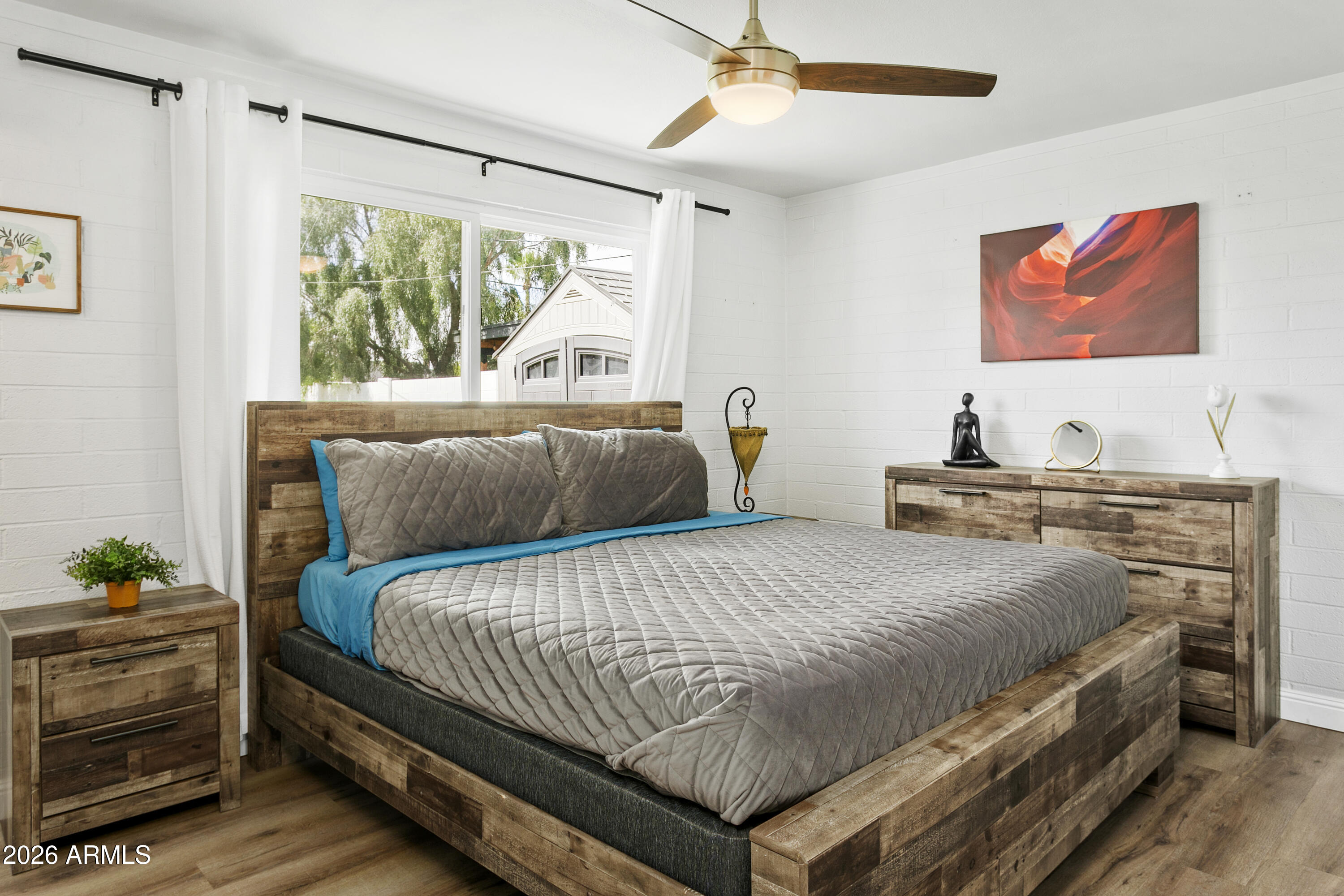 7901 E LOMA LAND Drive