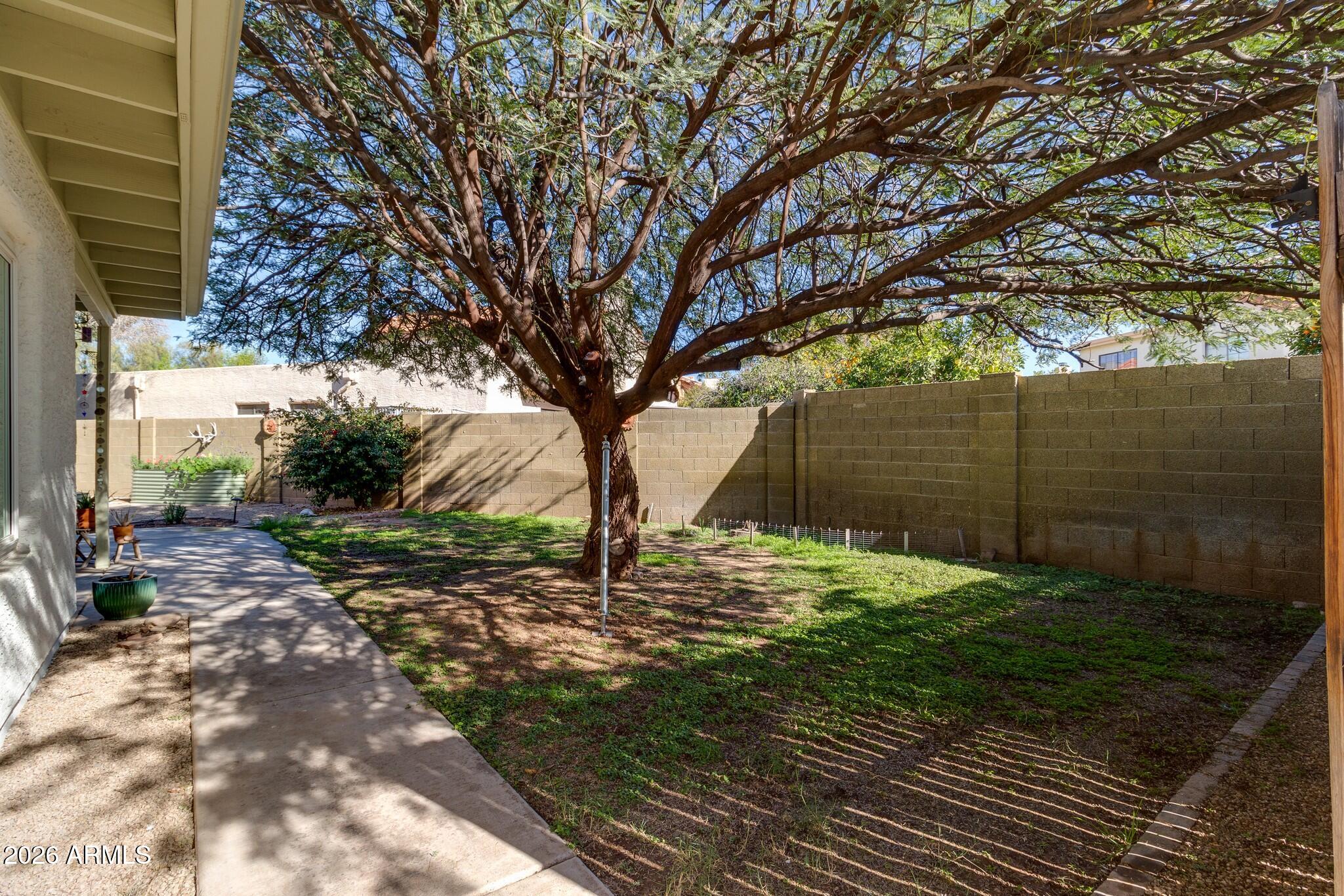 2517 W LOMPOC Avenue