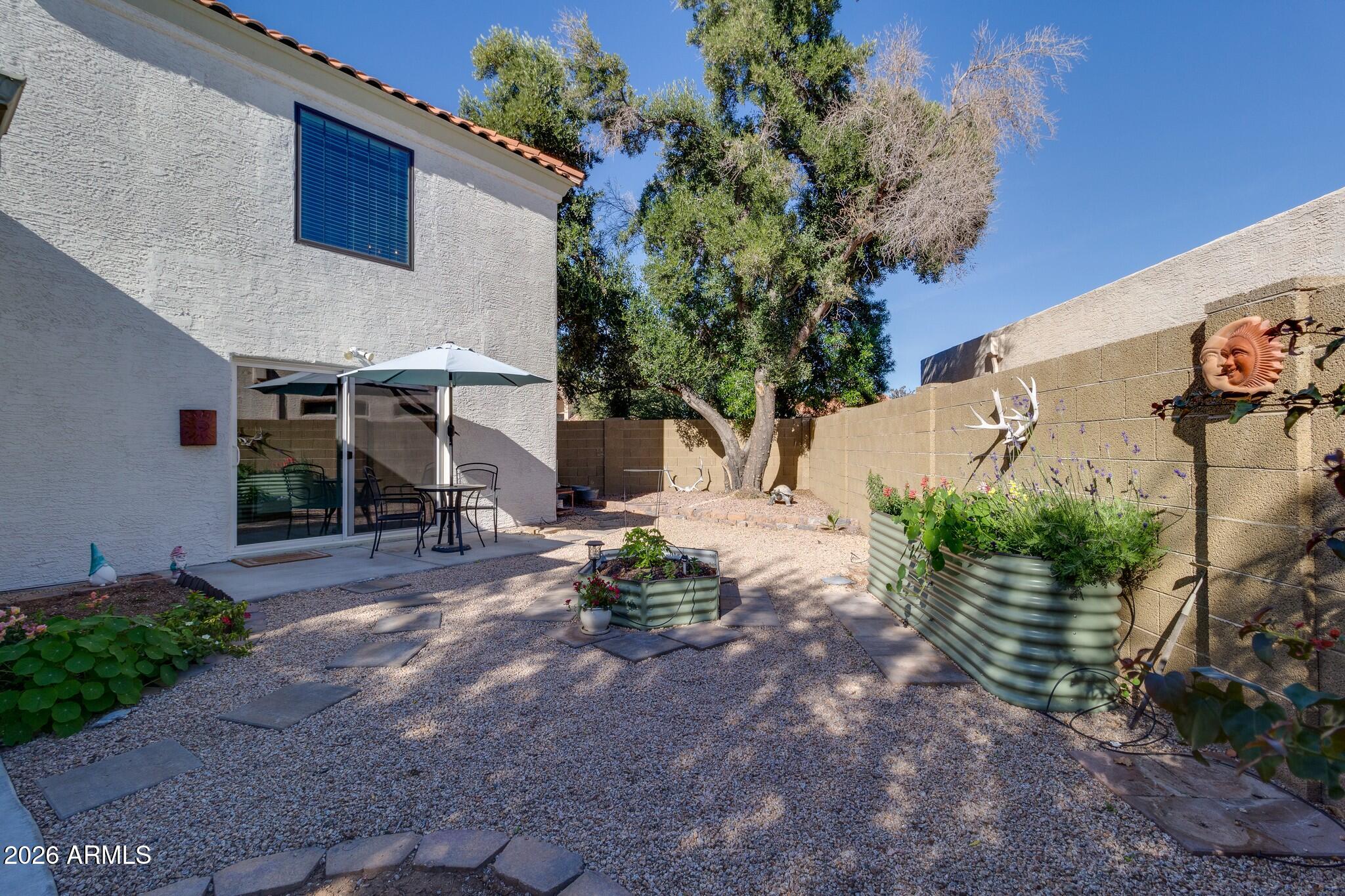 2517 W LOMPOC Avenue