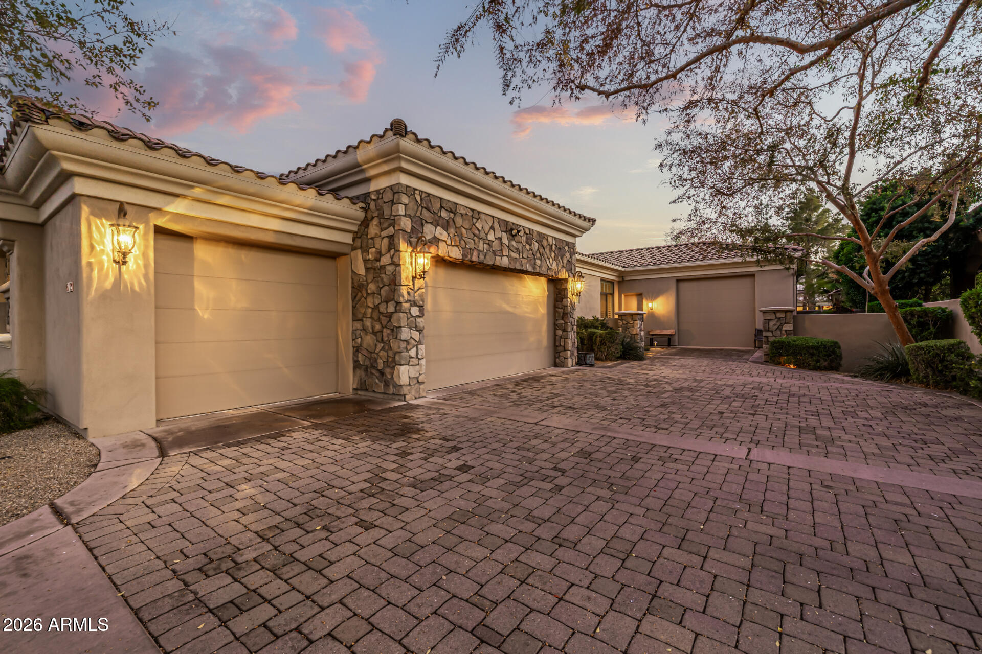 6135 W TROVITA Place