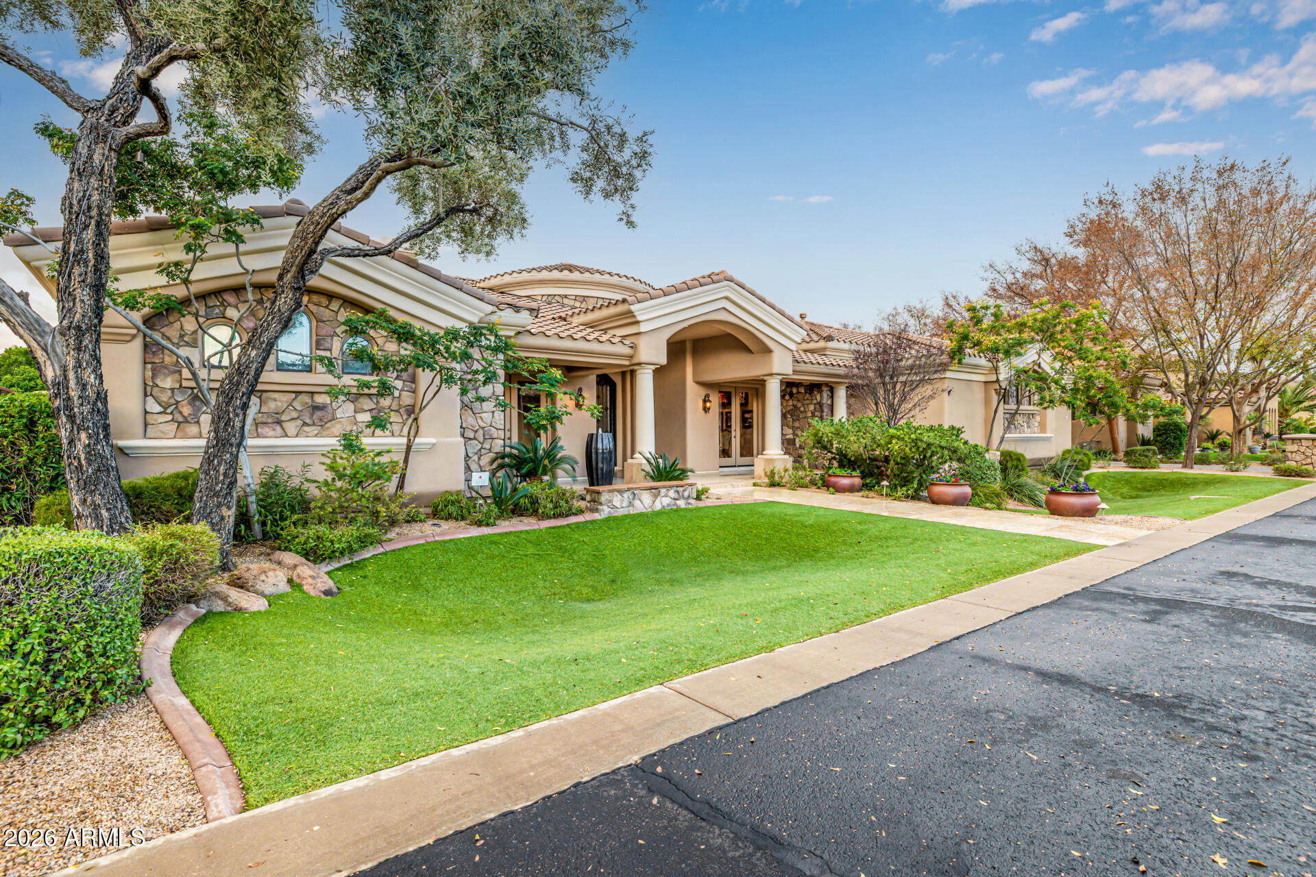 6135 W TROVITA Place