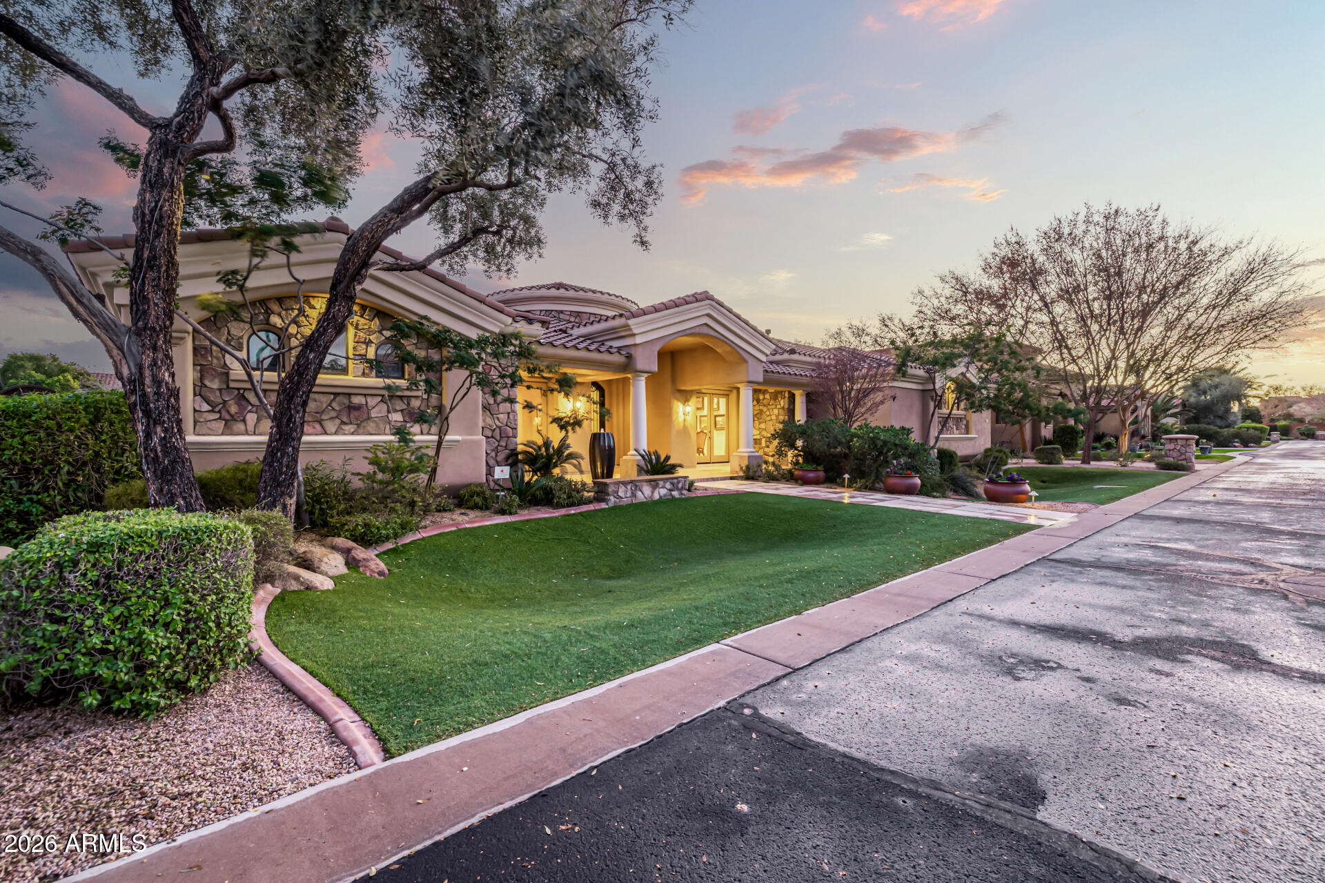 6135 W TROVITA Place