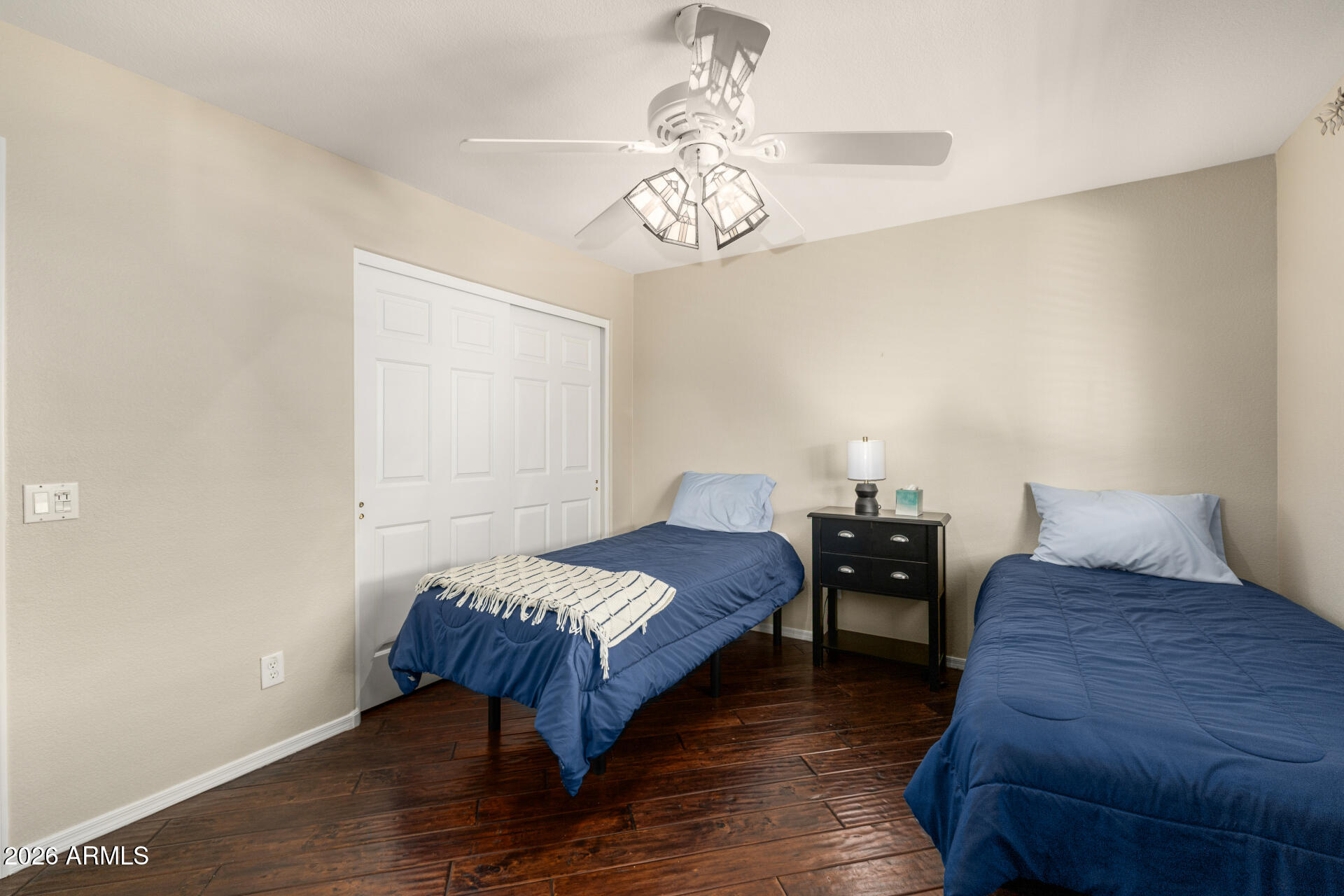 8911 E MOSSY ROCK Drive