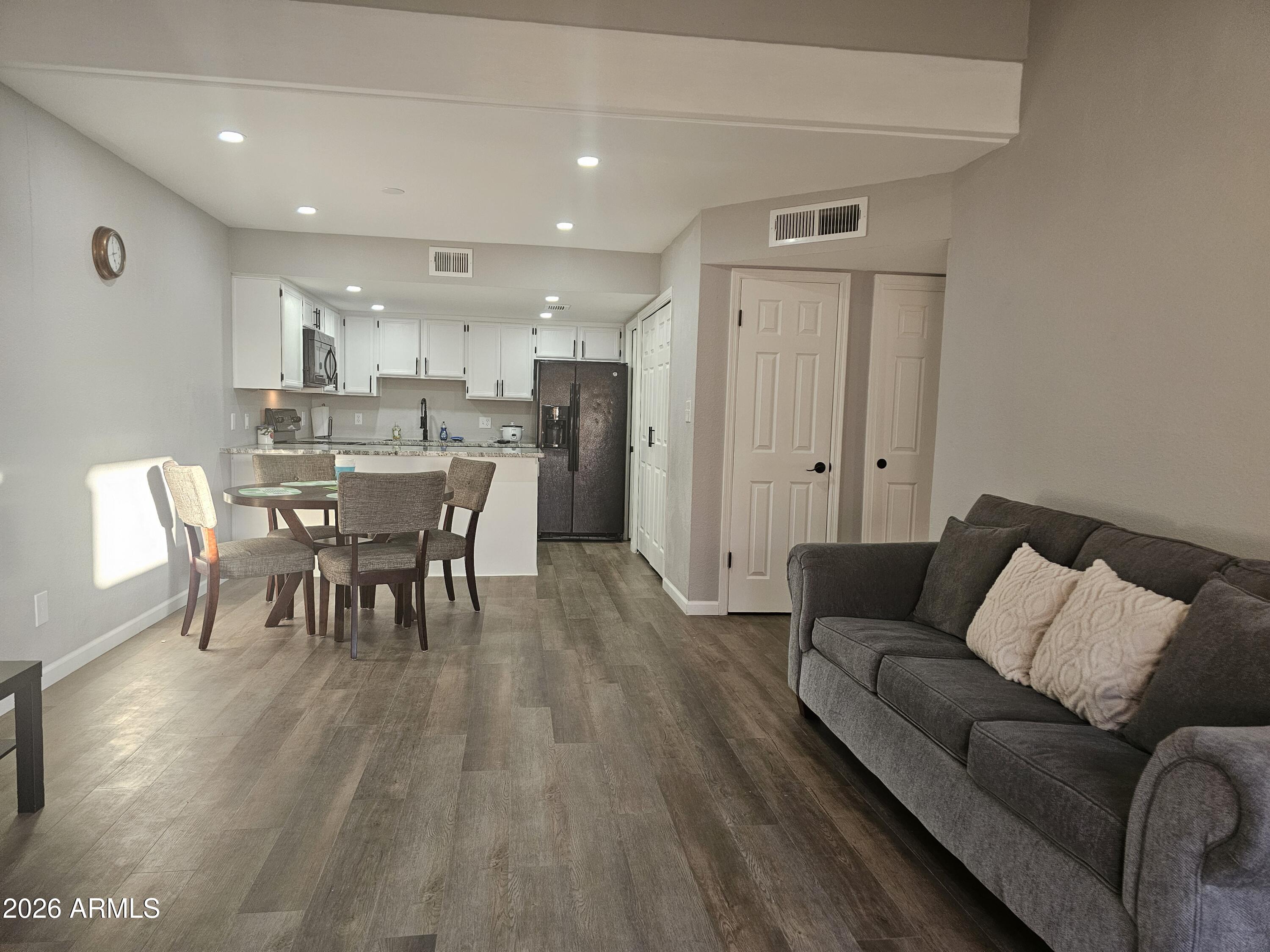 2144 E CENTER Lane 3