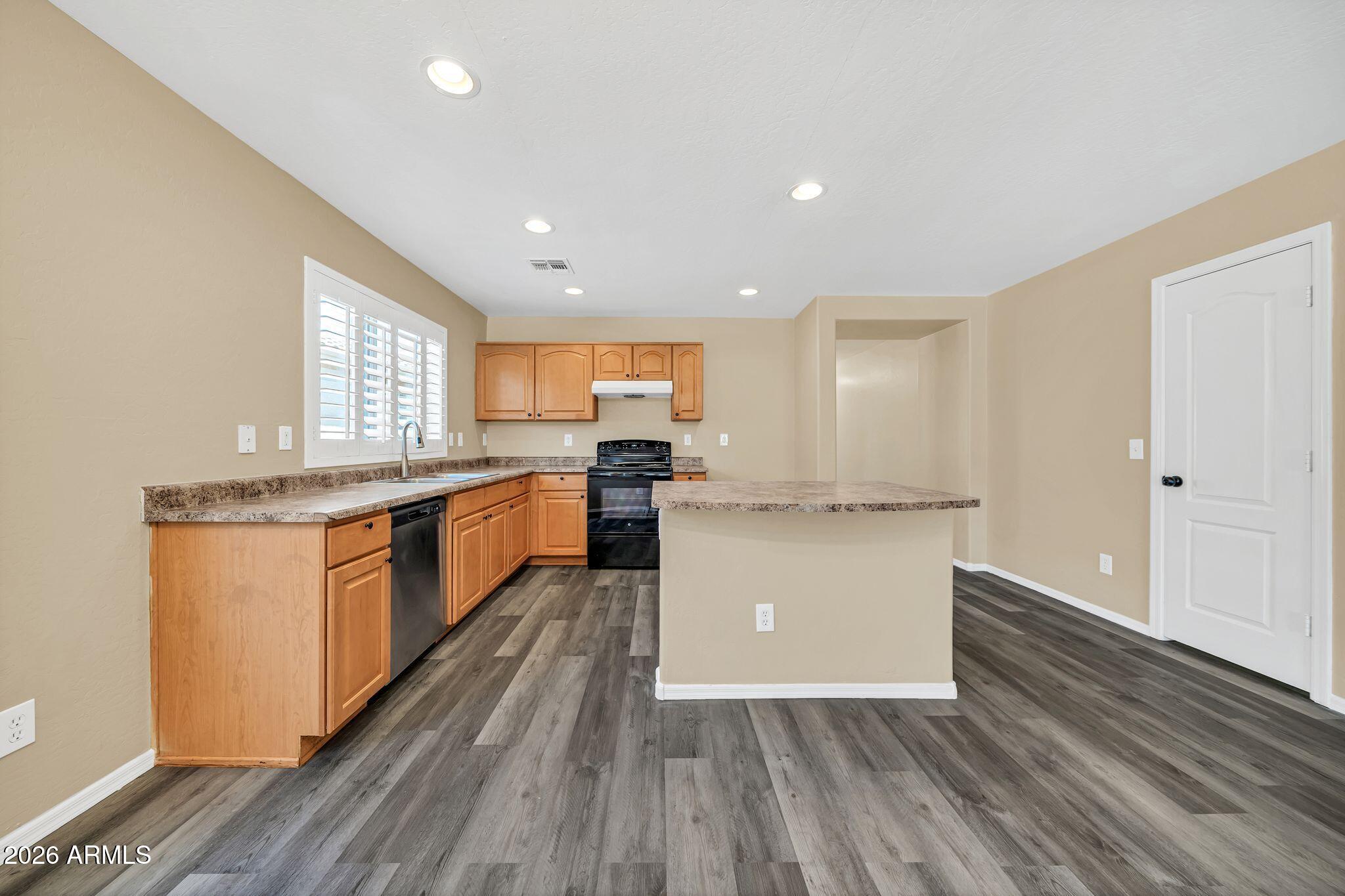 3323 W SAINT ANNE Avenue