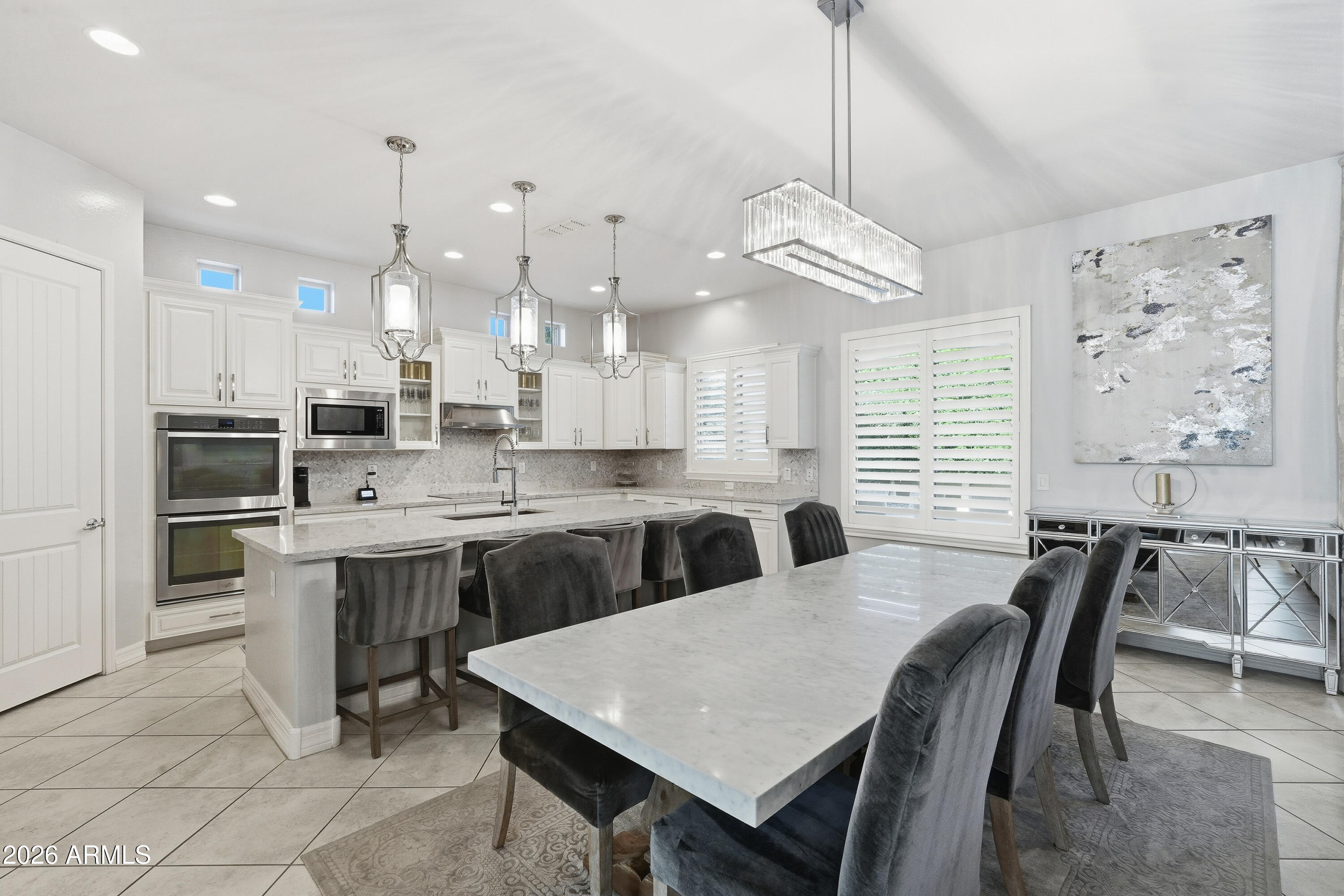 938 E PARKVIEW Drive