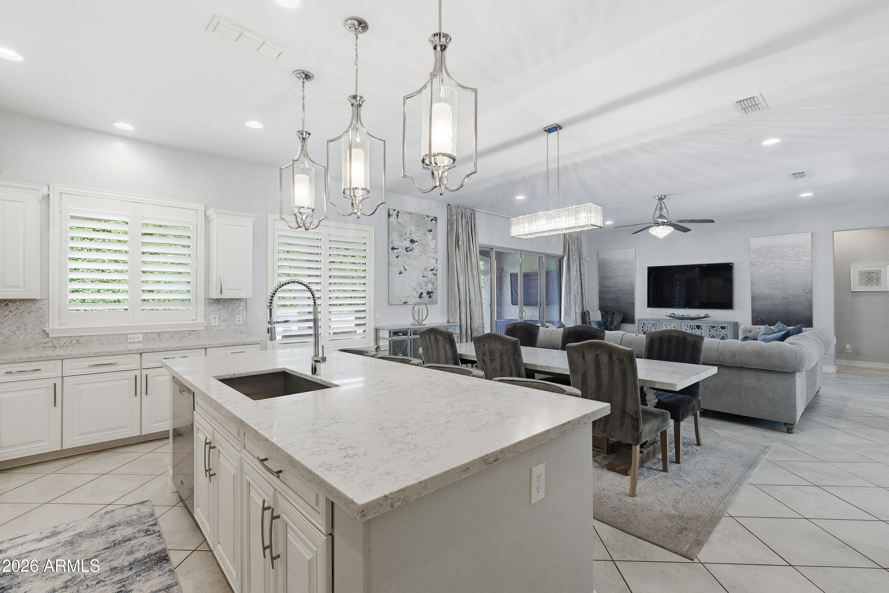 938 E PARKVIEW Drive