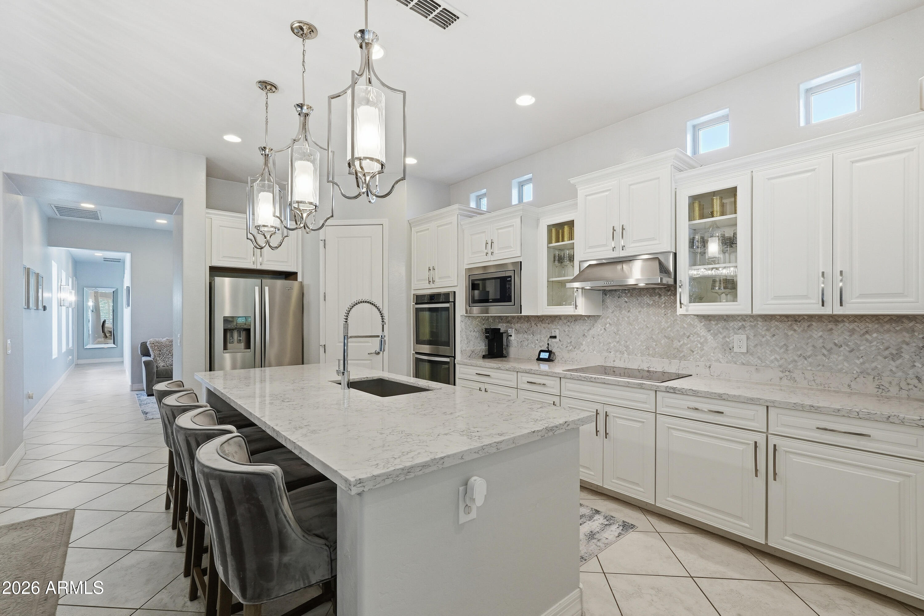 938 E PARKVIEW Drive