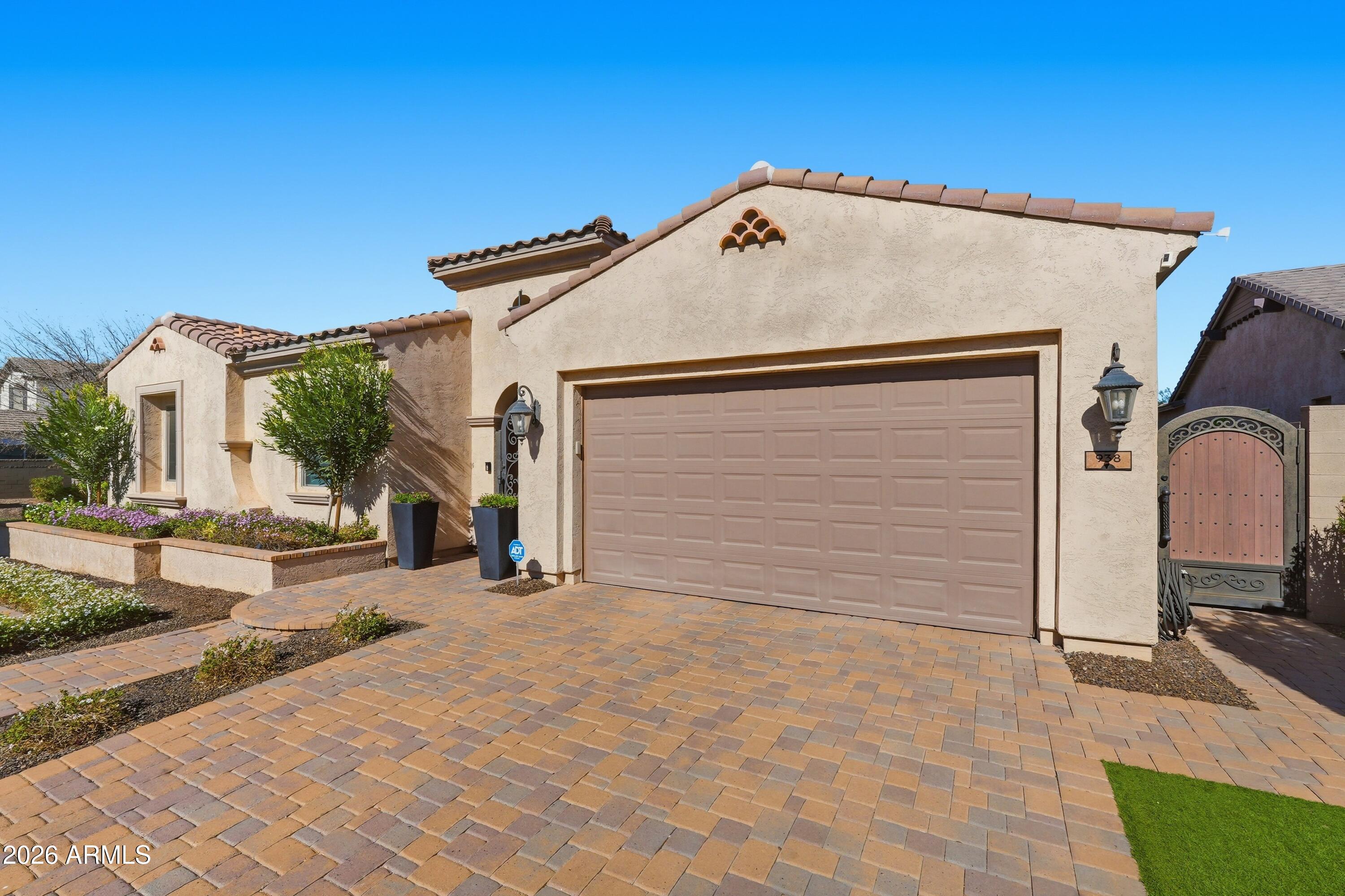 938 E PARKVIEW Drive