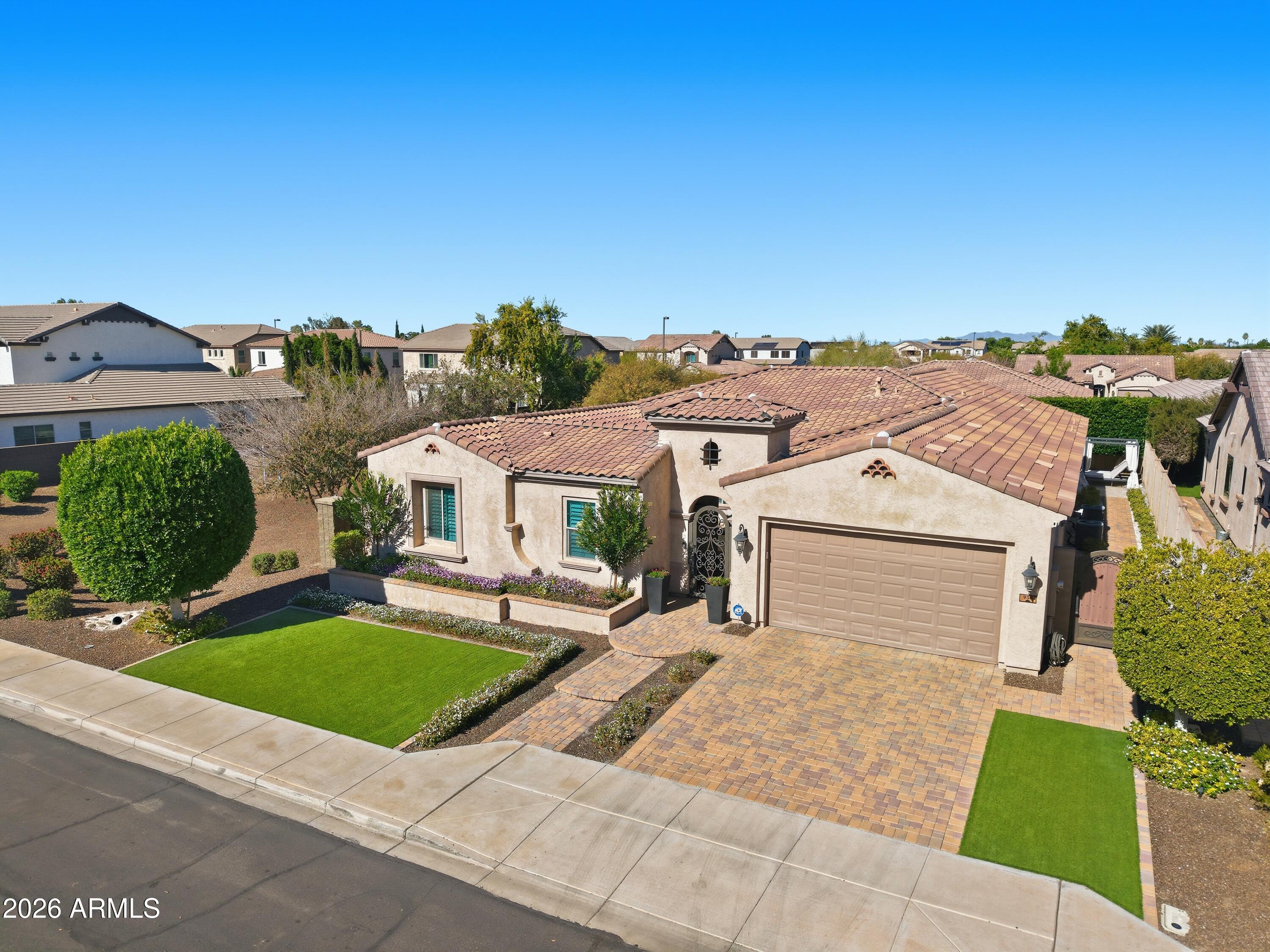 938 E PARKVIEW Drive