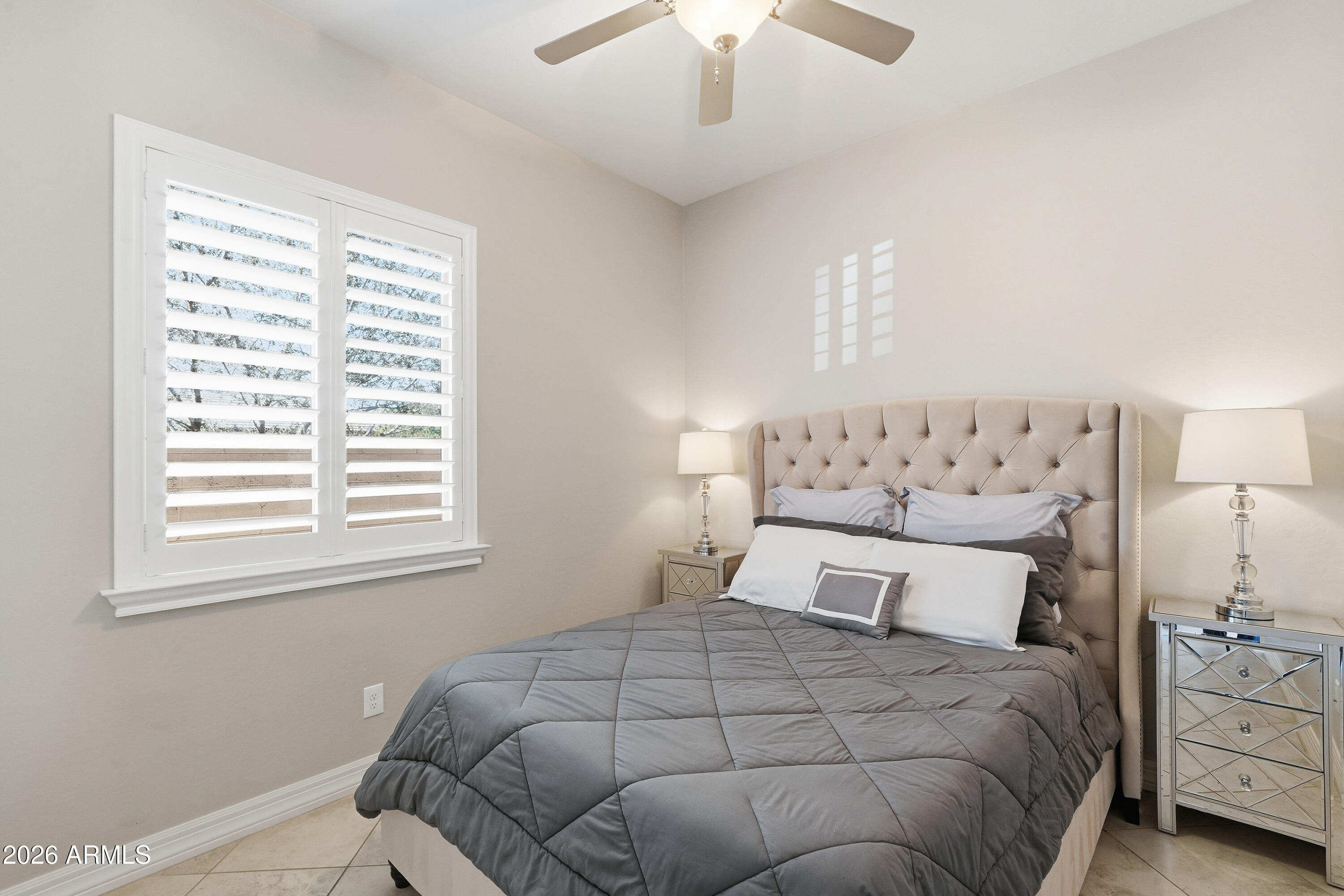 938 E PARKVIEW Drive