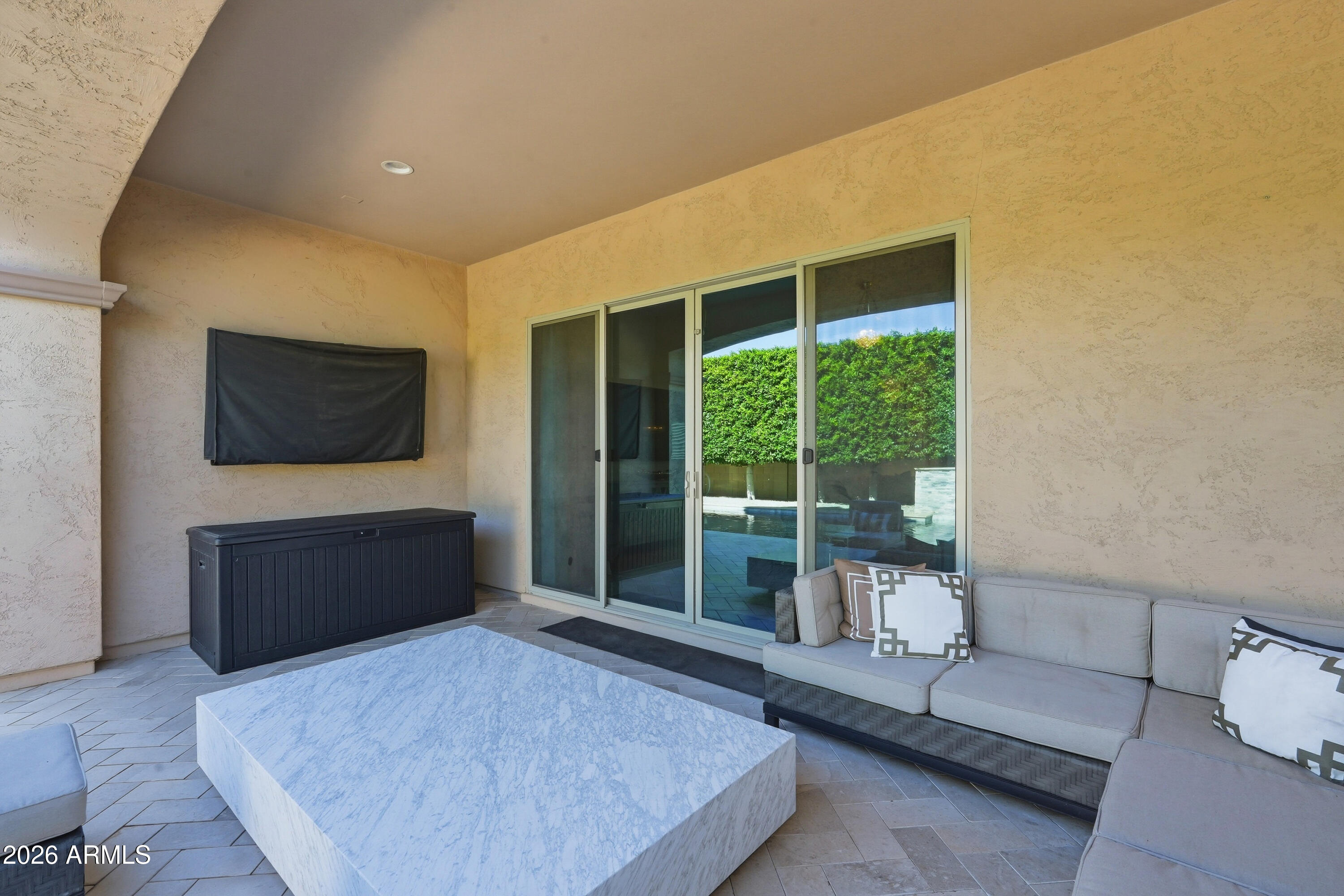 938 E PARKVIEW Drive