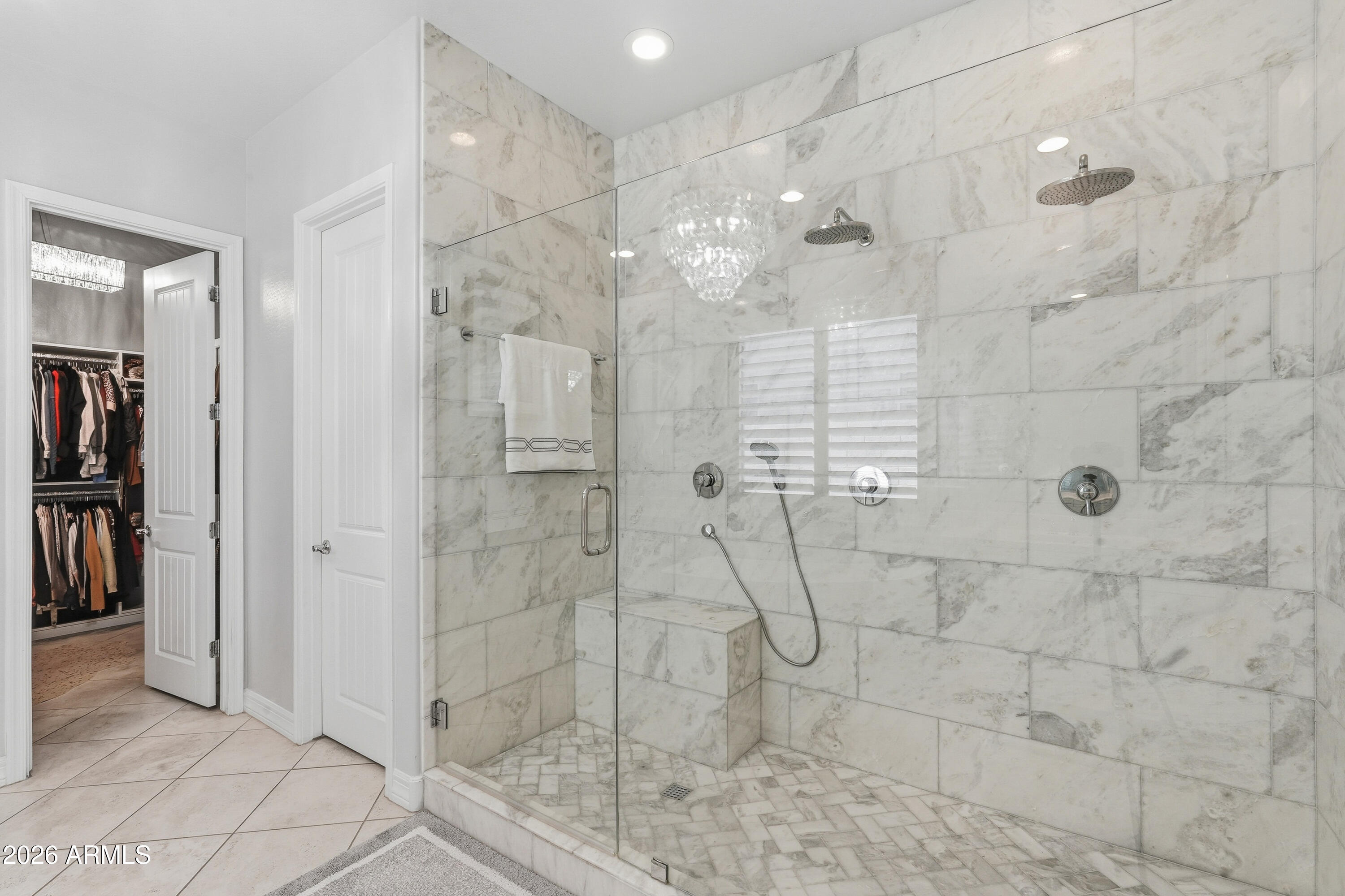 938 E PARKVIEW Drive