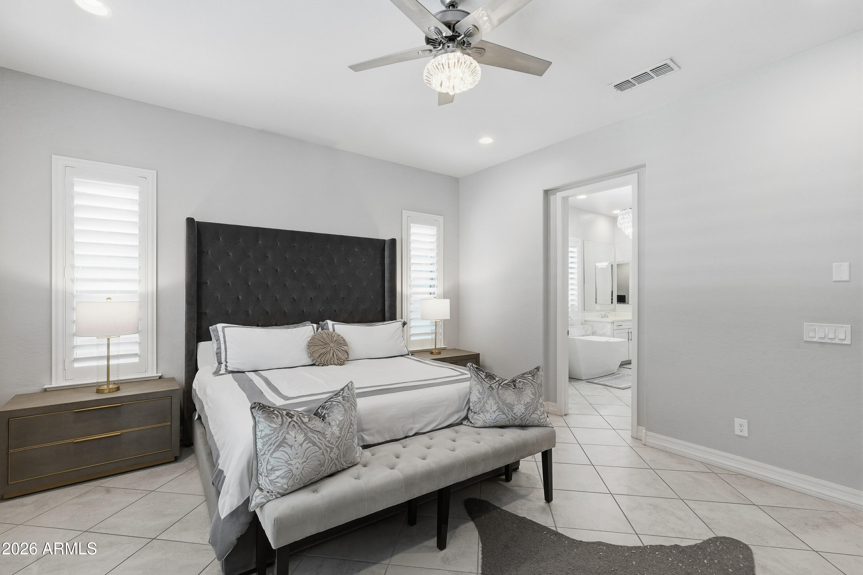 938 E PARKVIEW Drive