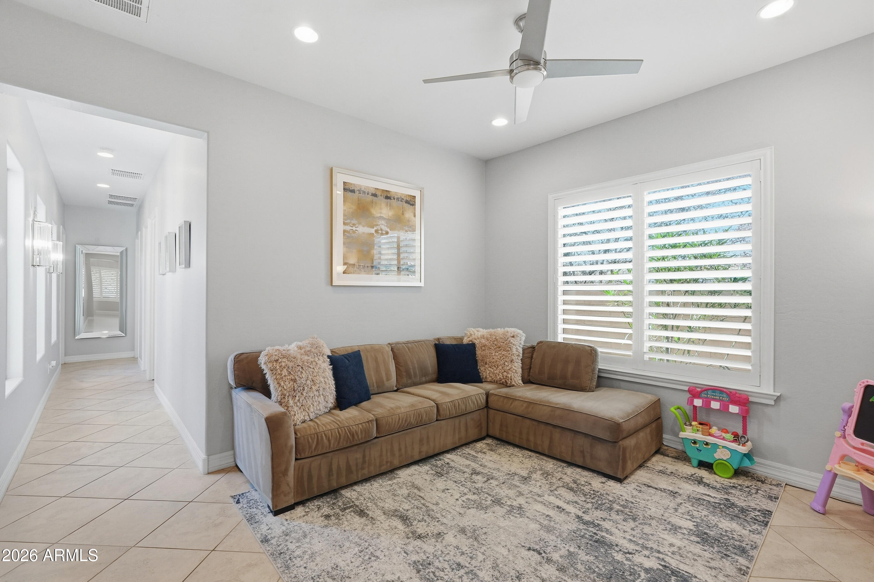 938 E PARKVIEW Drive