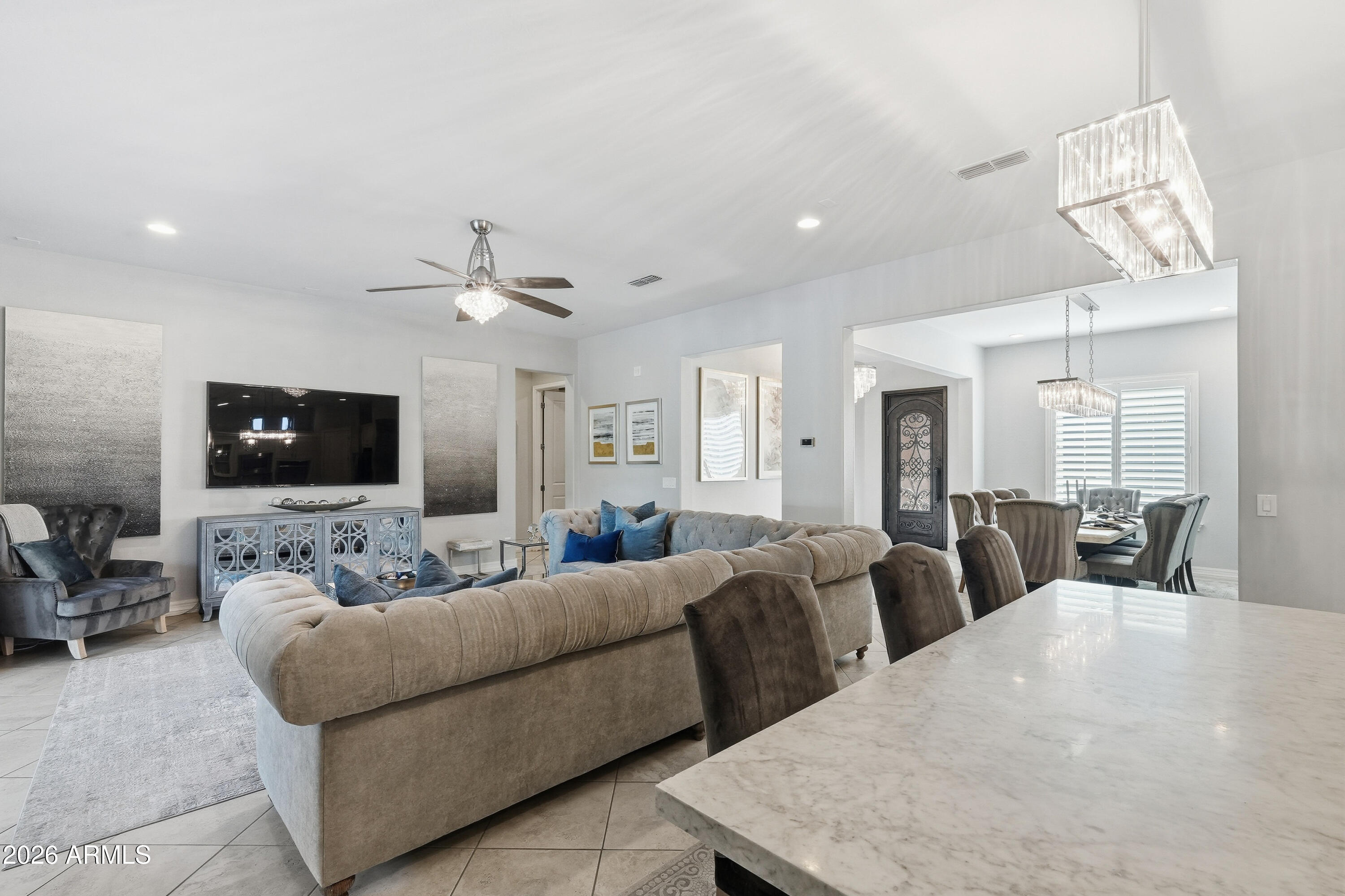 938 E PARKVIEW Drive