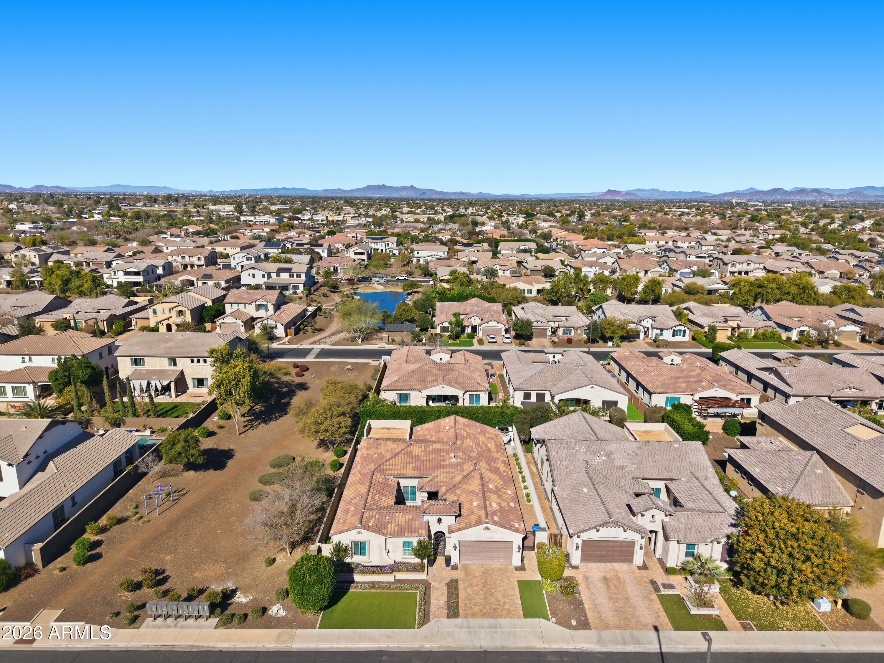 938 E PARKVIEW Drive