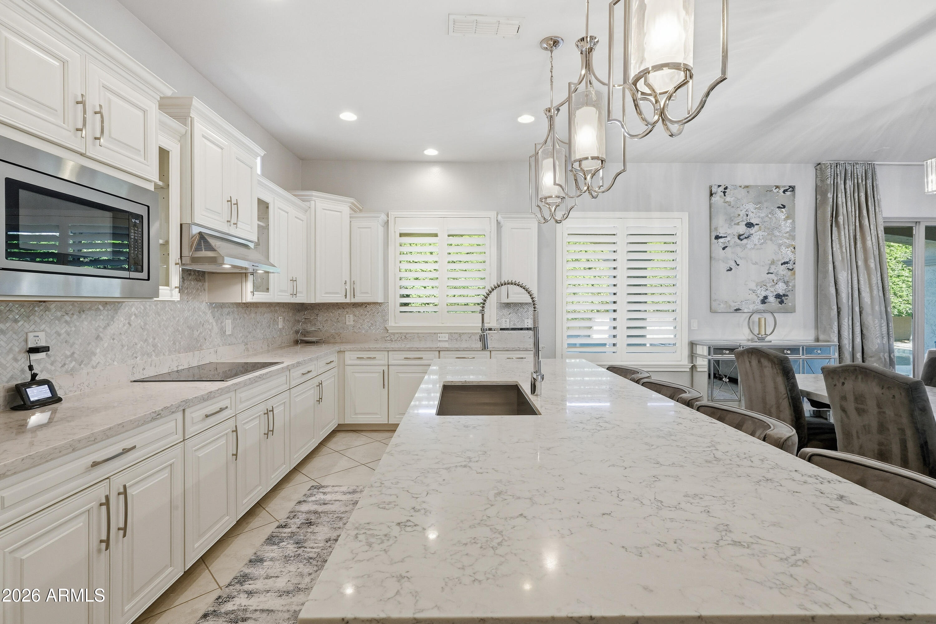 938 E PARKVIEW Drive